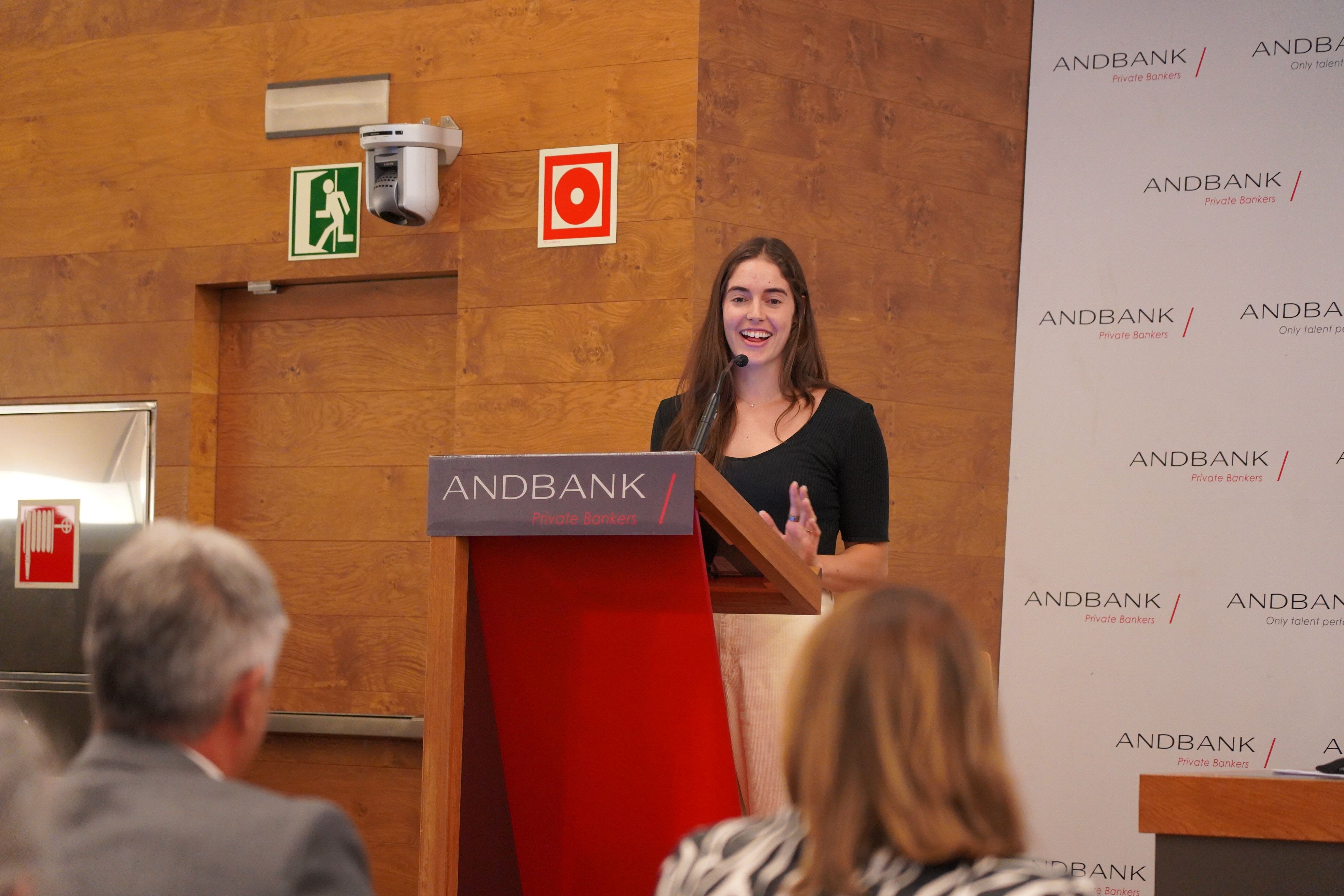 Nadia Tudó, agraïnt les paraules de Clotet. 