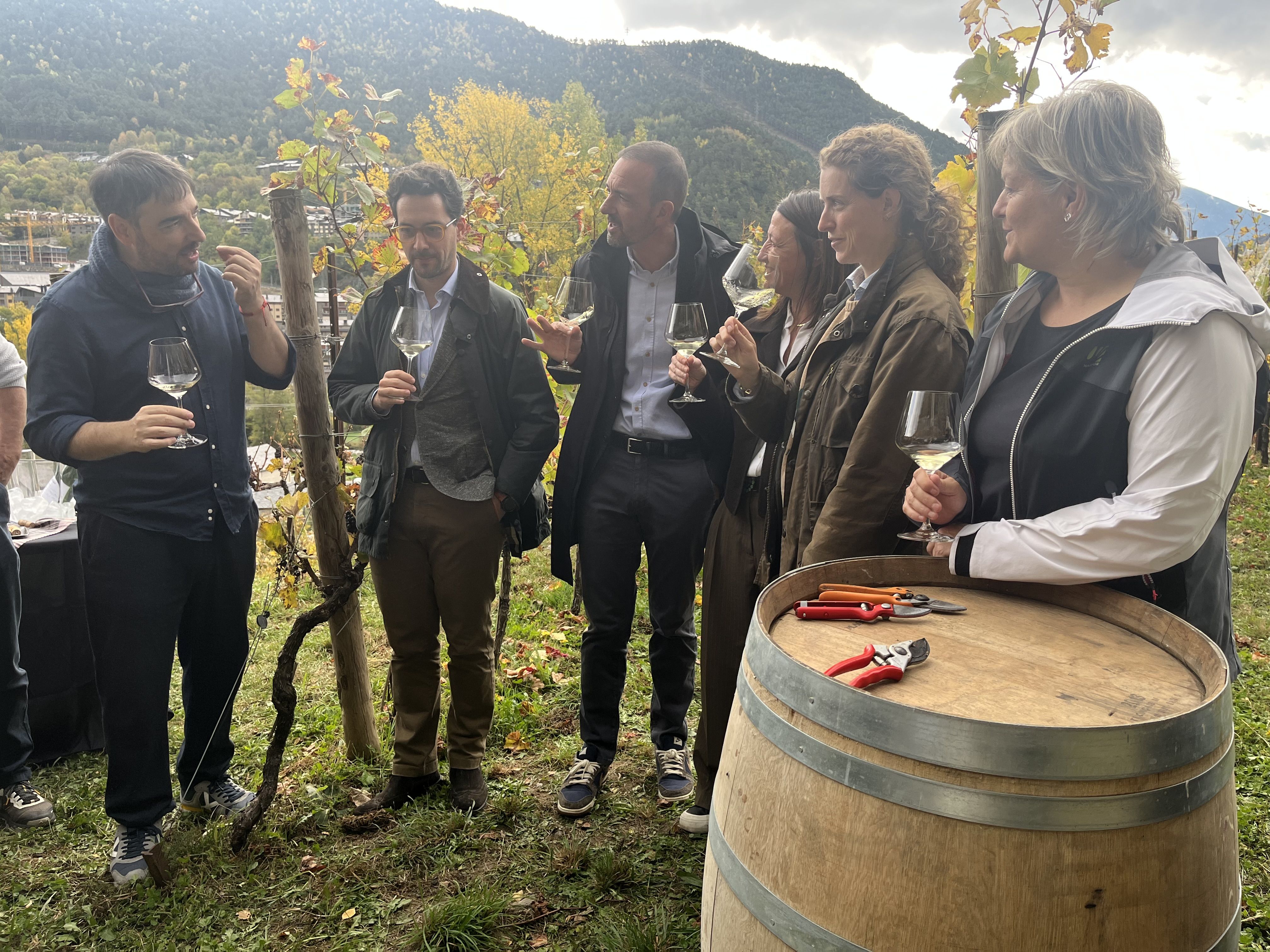 Les autoritats tastant el vi blanc.