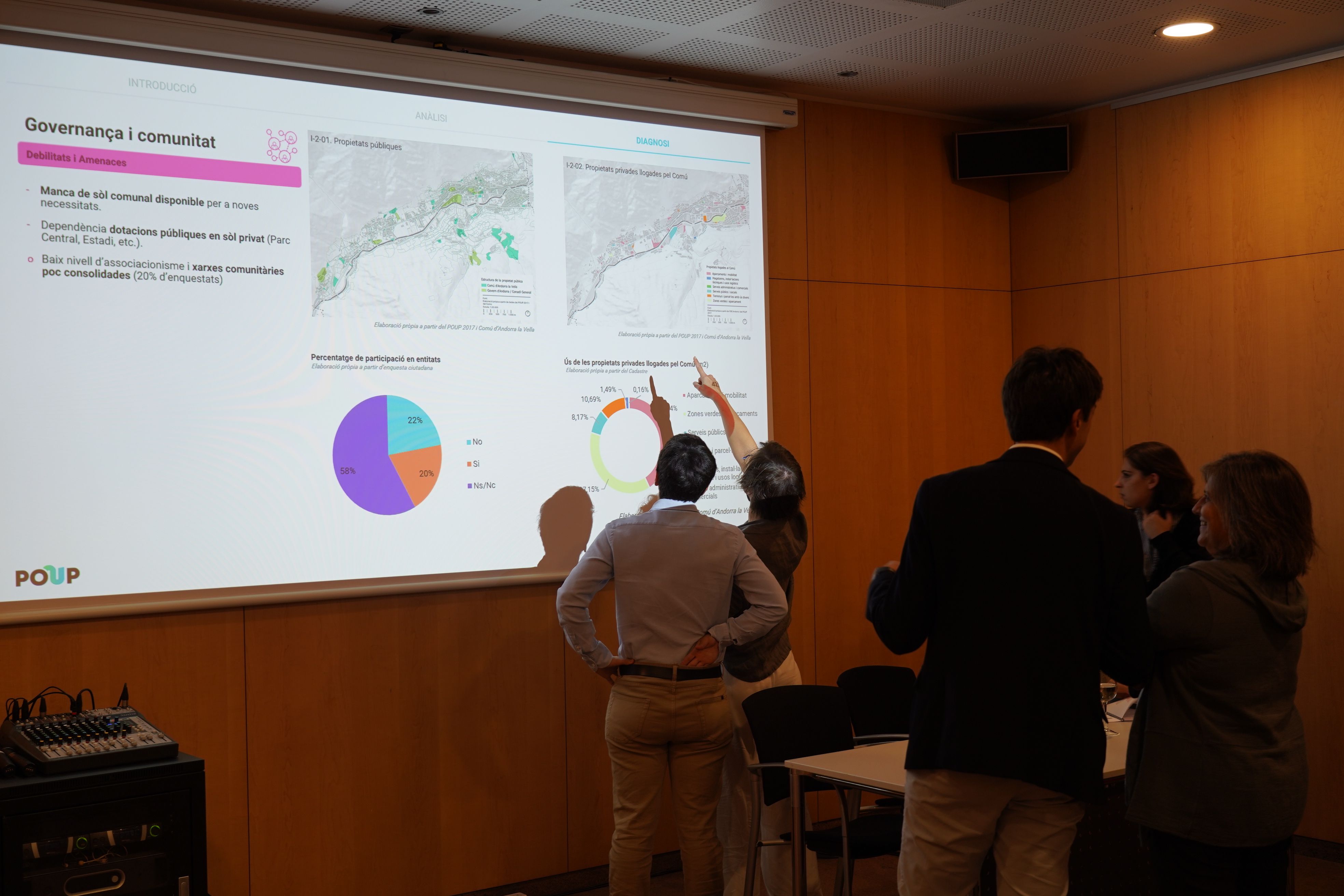 El conseller d'Urbanisme de la capital, Marc Torrent, debatint amb els veïns i associacions.