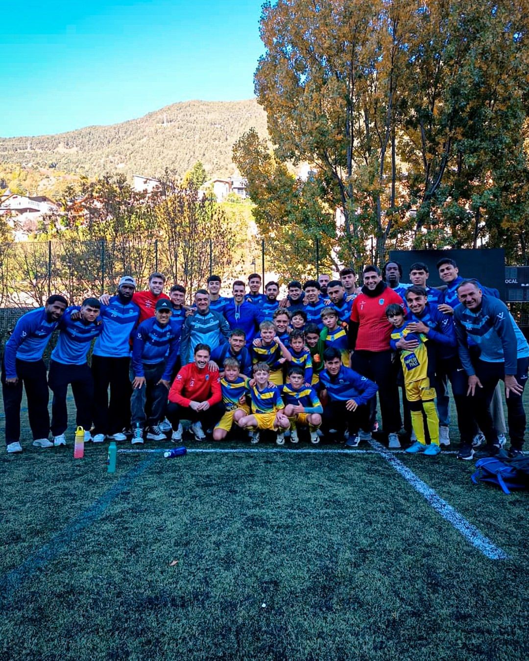 Els jugadors del Pas, donant suport a la base després de no haver disputat el seu duel del passat cap de setmana.