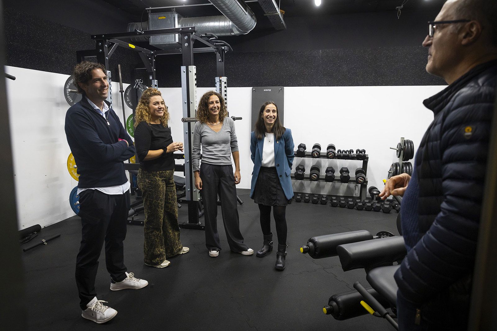 Les autoritats a les instal·lacions del Gim Jove.