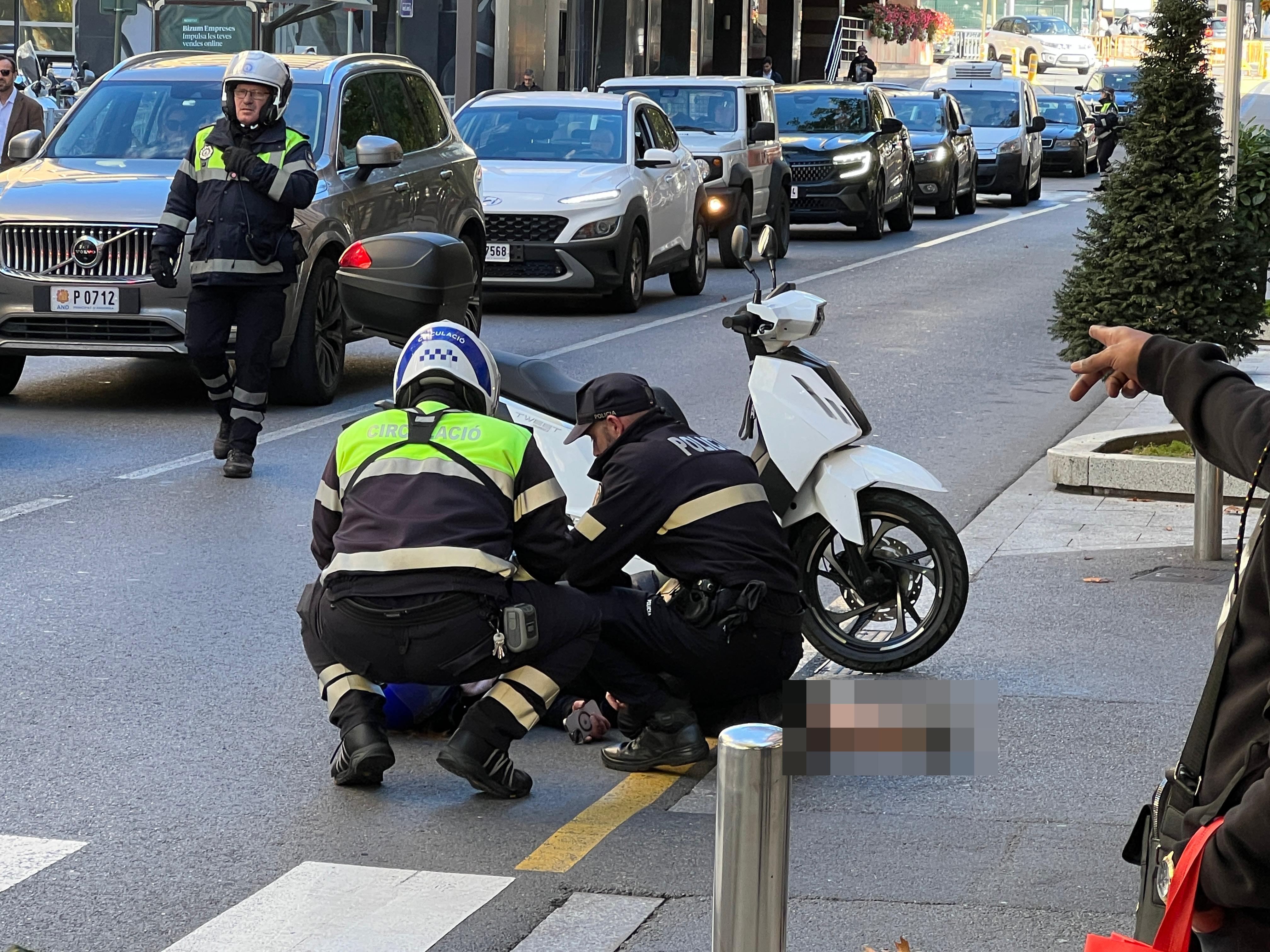 Agents de circulació i policia atenent a la jove ferida en l'accident.