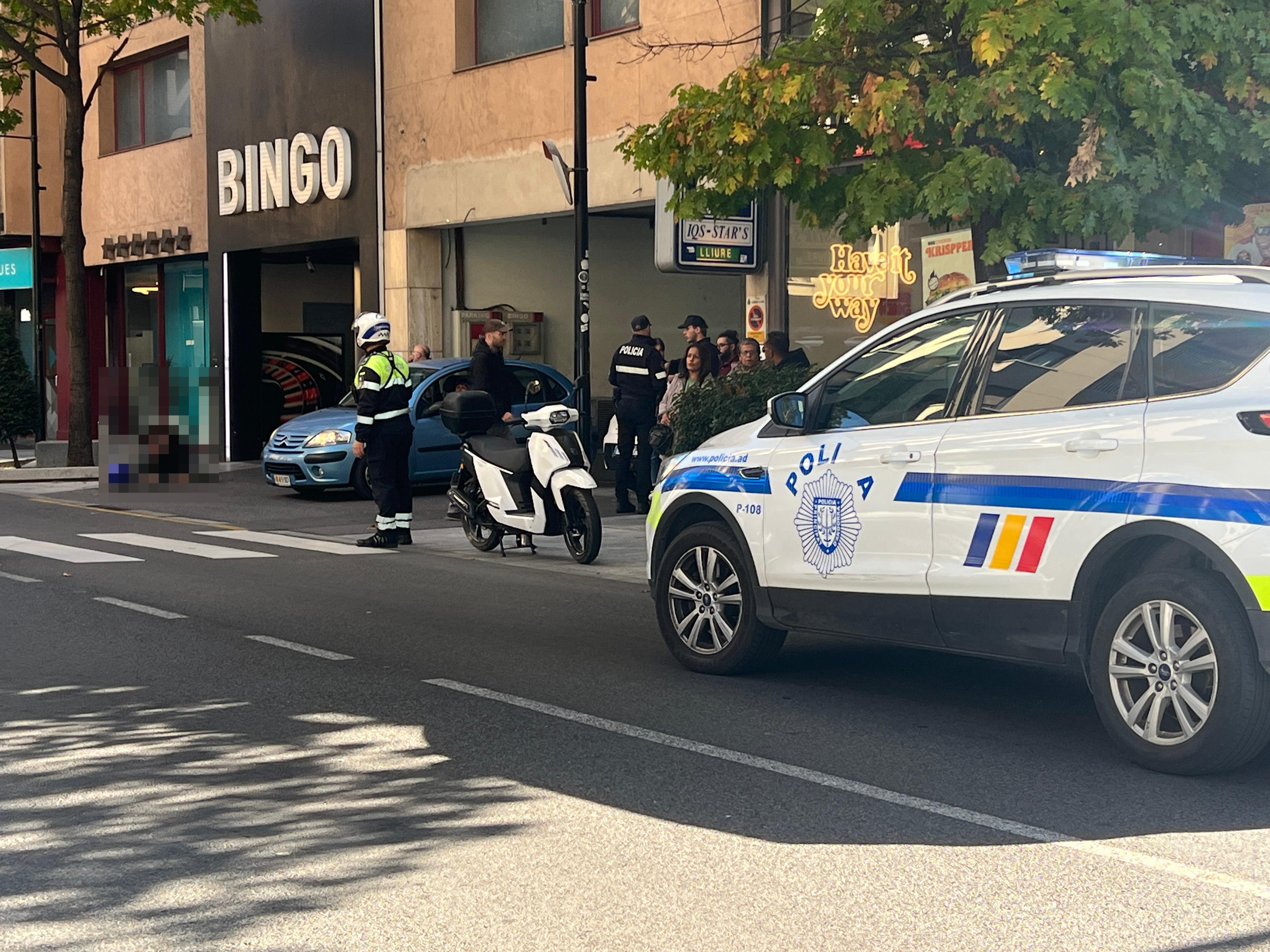Policia i agents de circulació al lloc de l'accident. Policia i agents de circulació al lloc de l'accident.