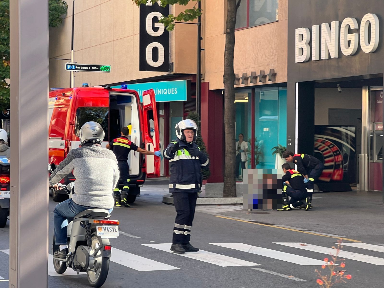 Una ambulància dels bombers ha acudit al lloc per atendre la ferida. Una ambulància dels bombers ha acudit al lloc per atendre la ferida.
