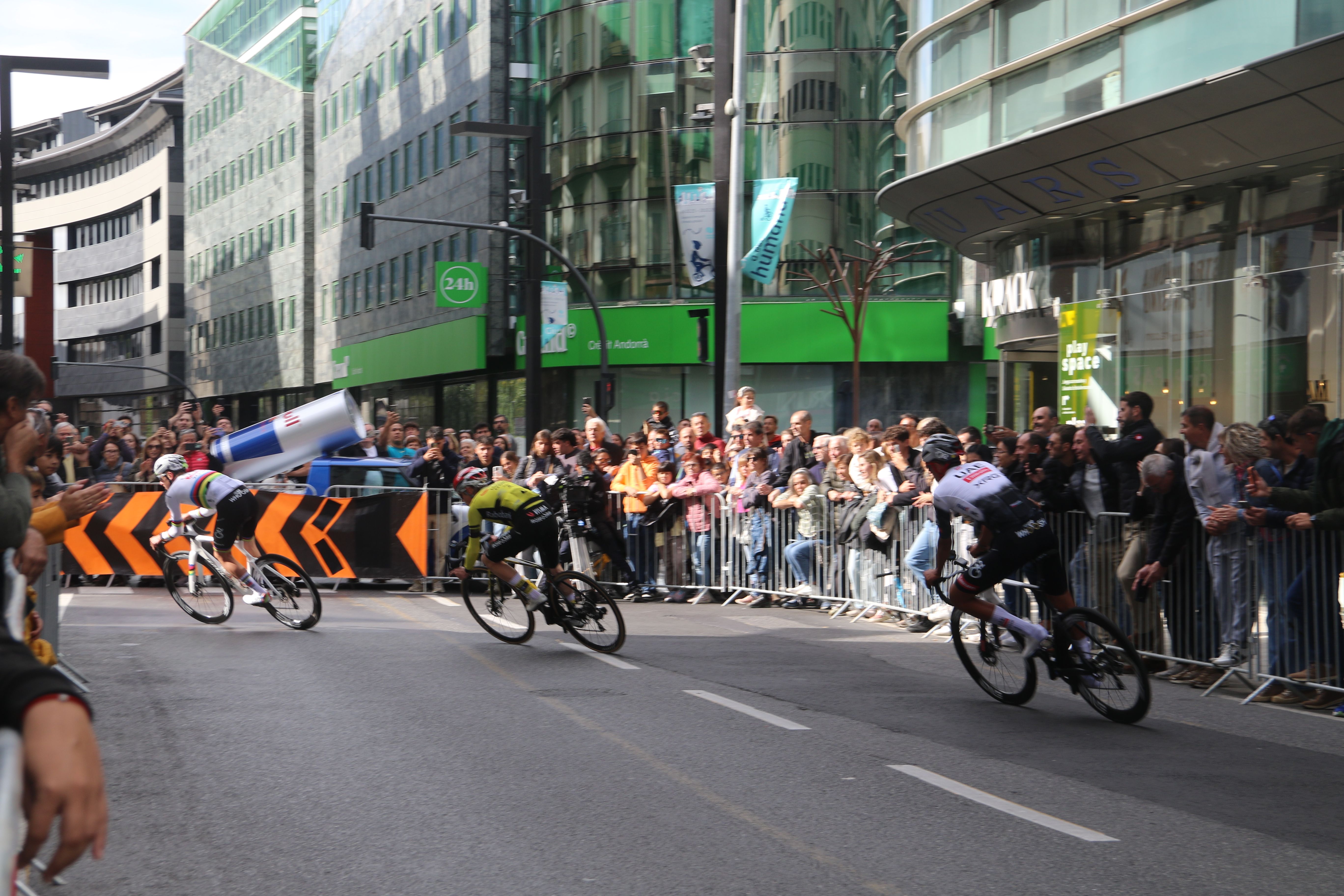 Pogačar, Vingegaard i Del Toro en una de les passades per la zona de la Rotonda.