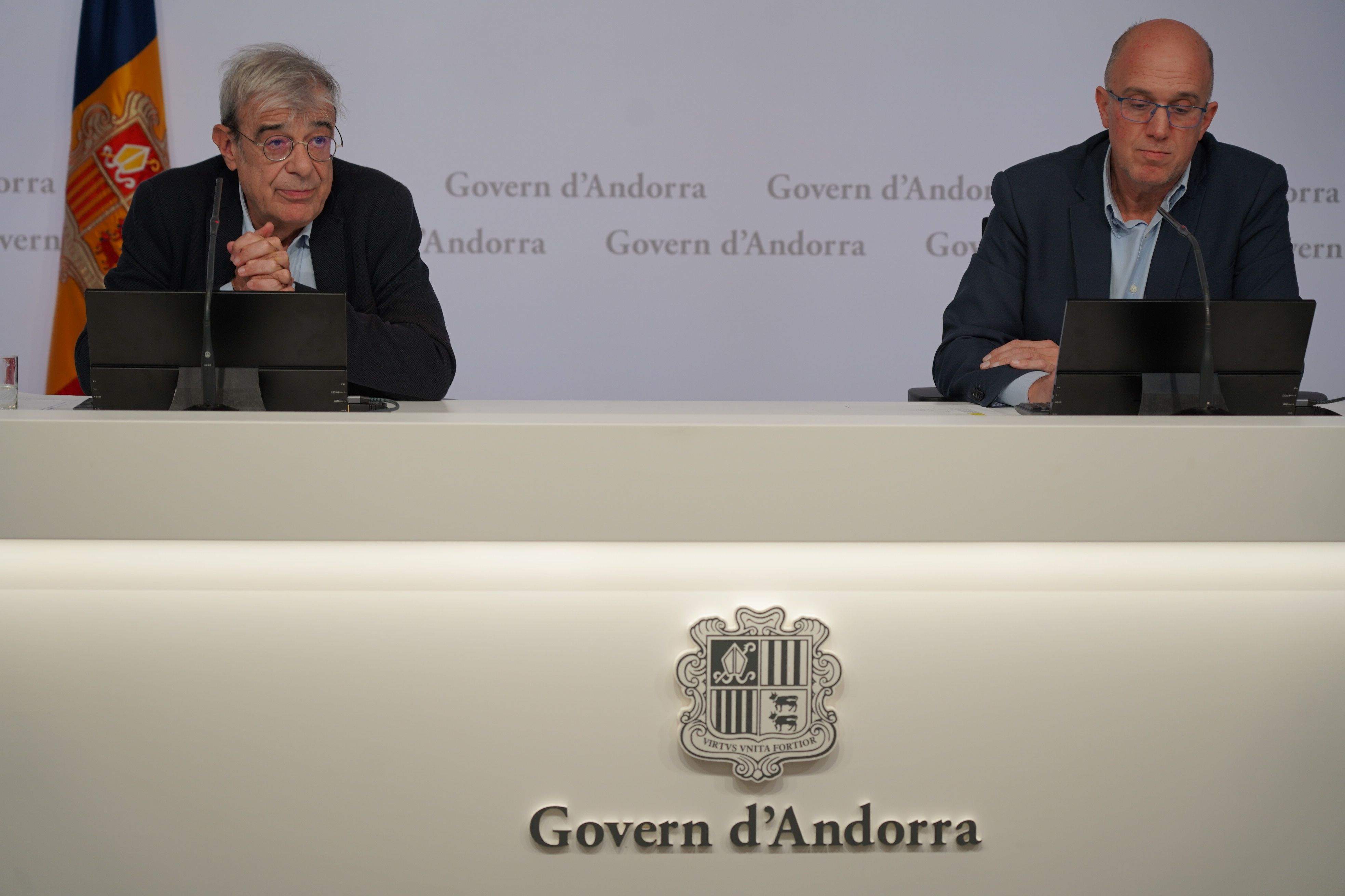 LADISLAU BARÓ I XAVIER CAMPUZANO DURANT LA COMPAREIXENÇA D'AQUESTA TARDA. La portaveu del Sindicat, Rebeca Bonache.