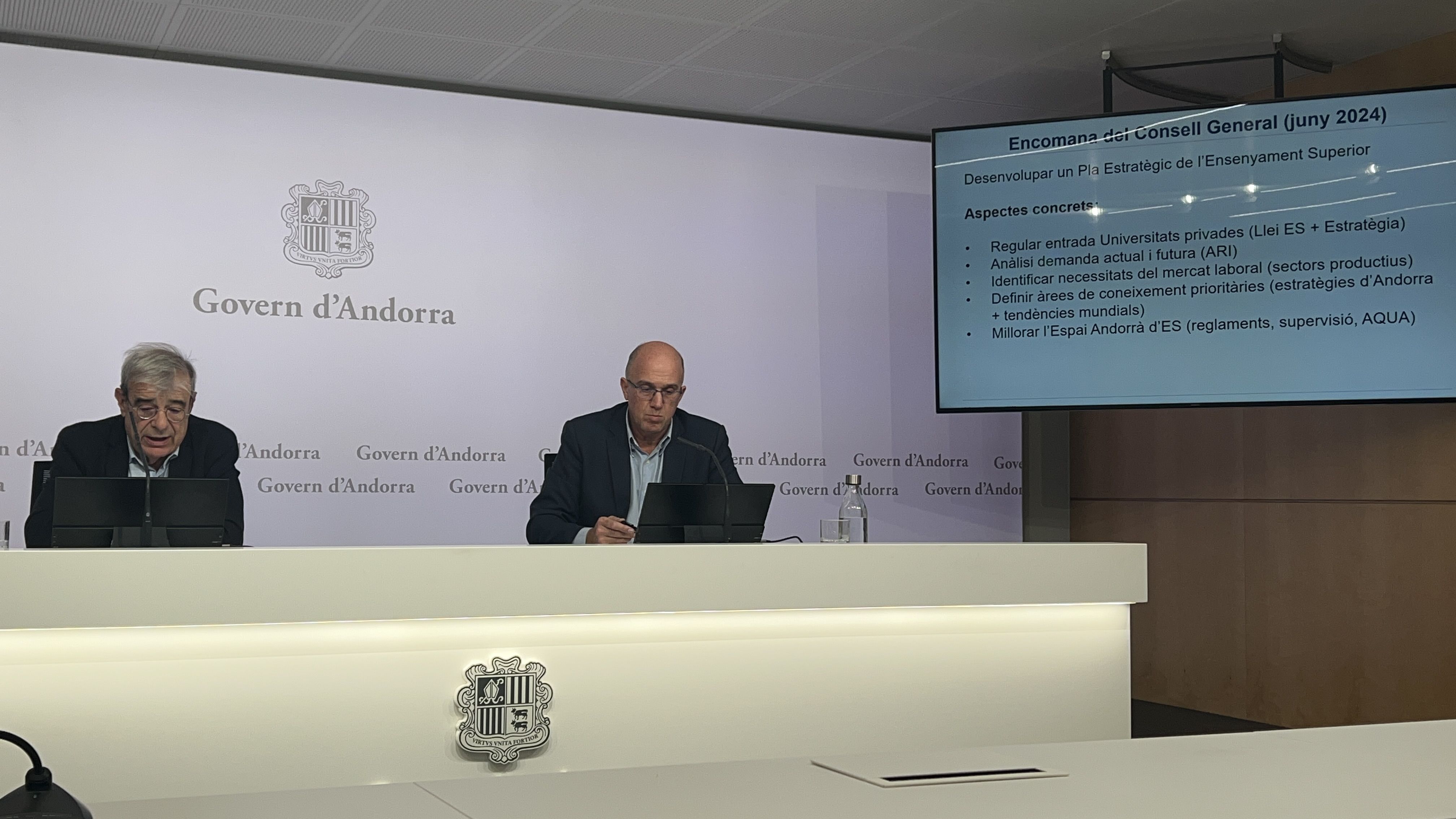 Ladislau Baró exposant detalls de la reforma legislativa al costat de Xavier Campuzano.