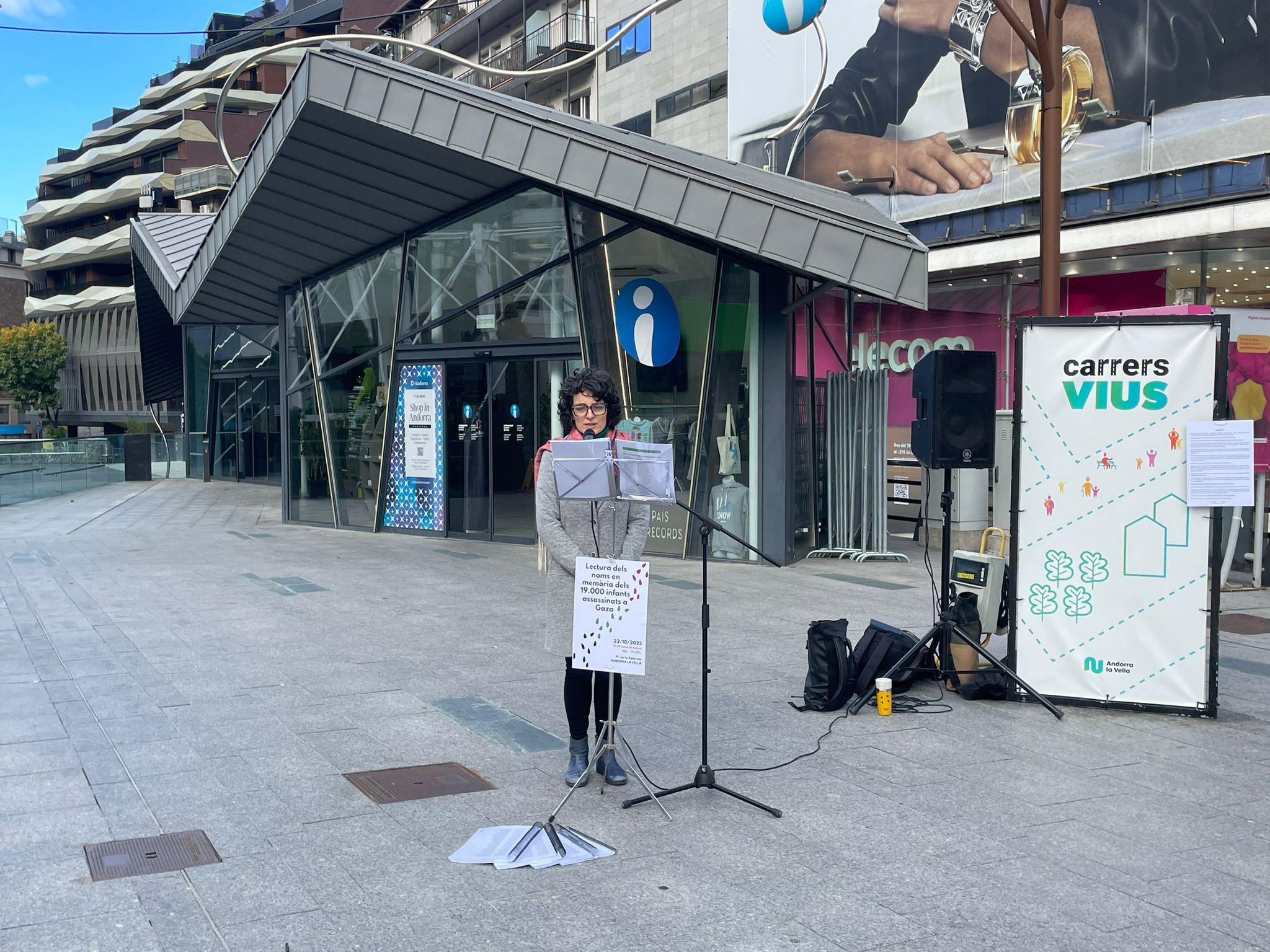 Una voluntària llegeix els noms dels infants i joves morts a Gaza.