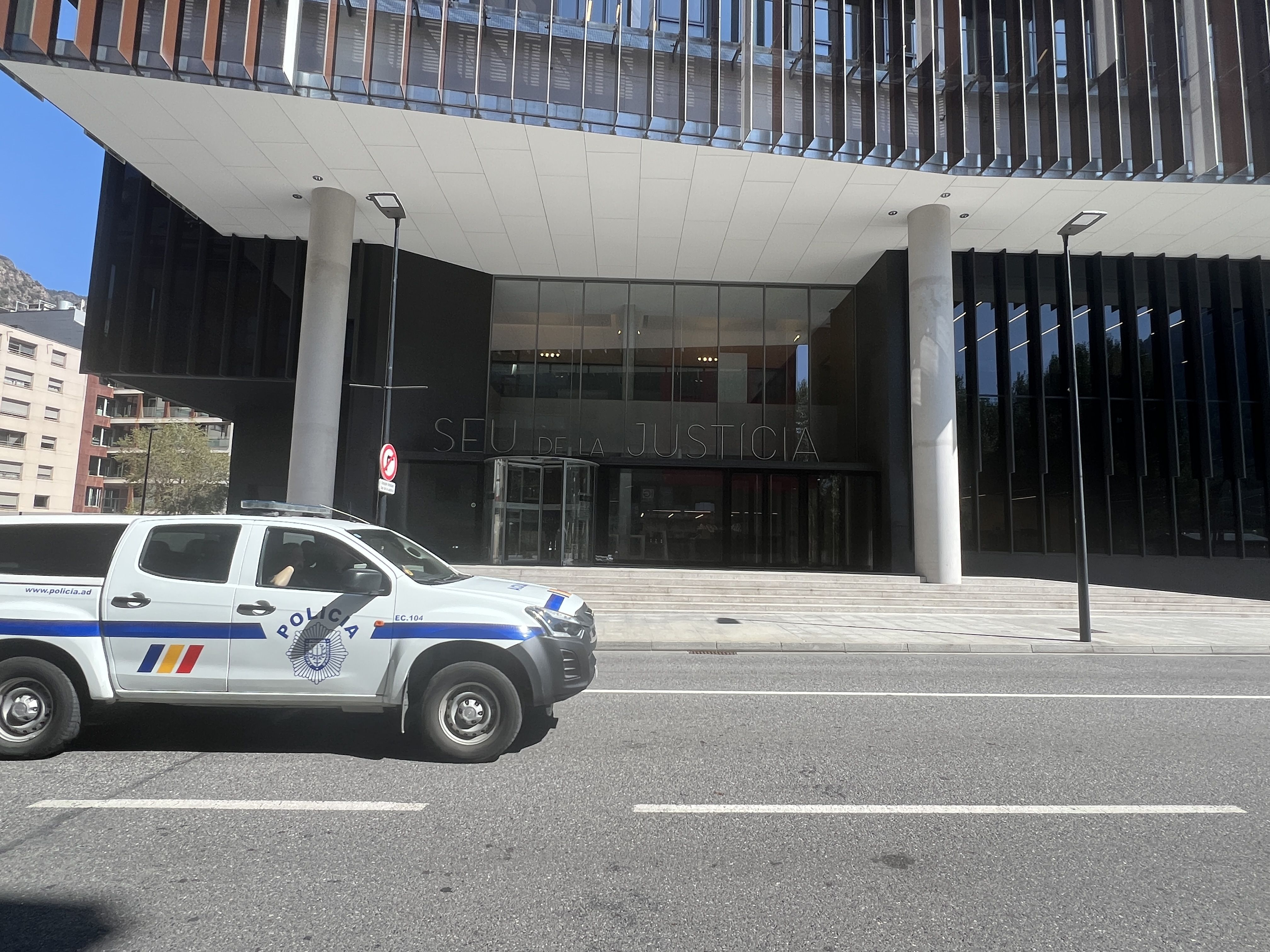 Vehicle policial que va traslladar l'ara extradit el dia de la vista davant el Tribunal de Corts.