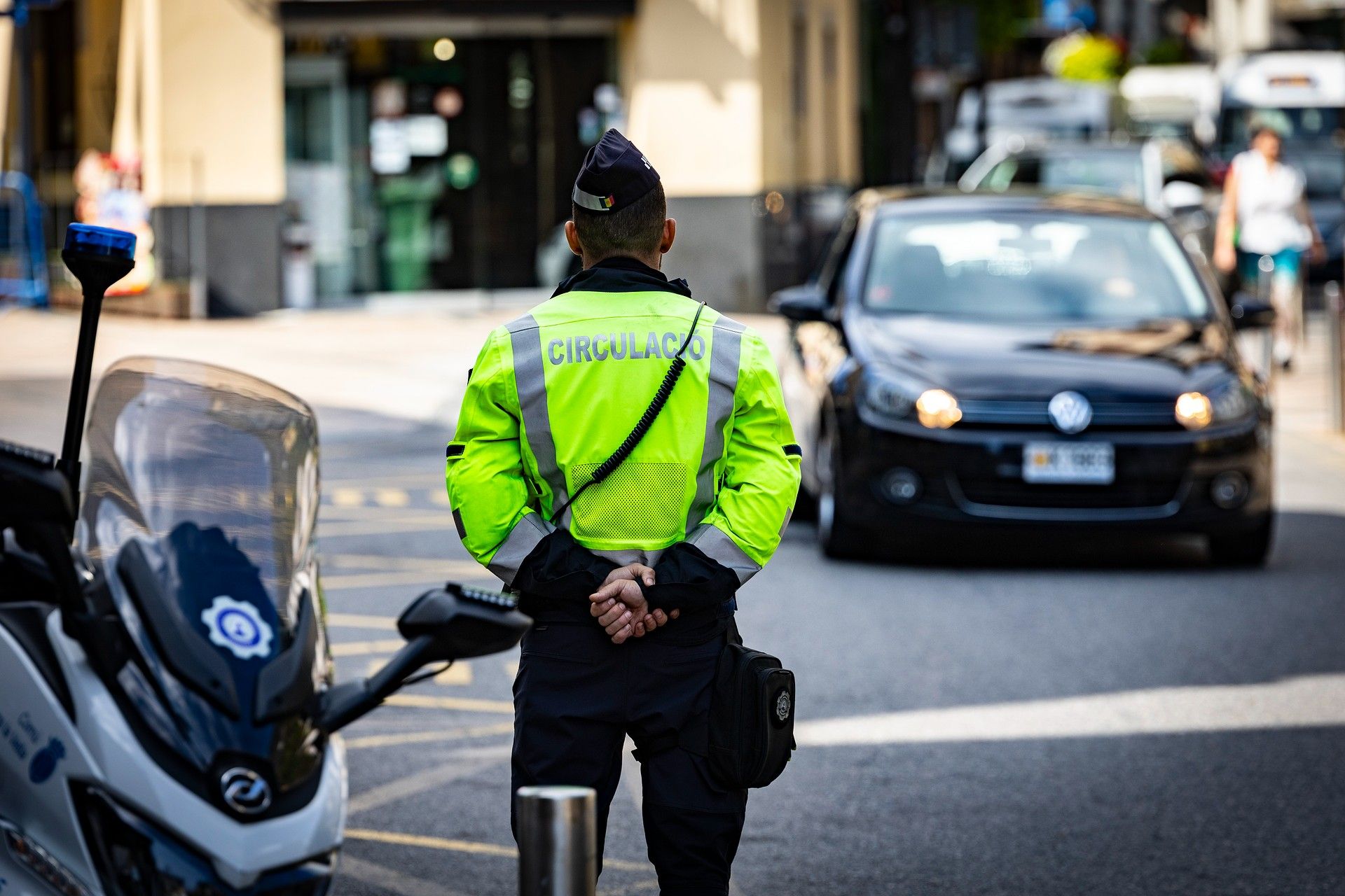 Una agent de circulació d'Andorra la Vella en un control periòdic.