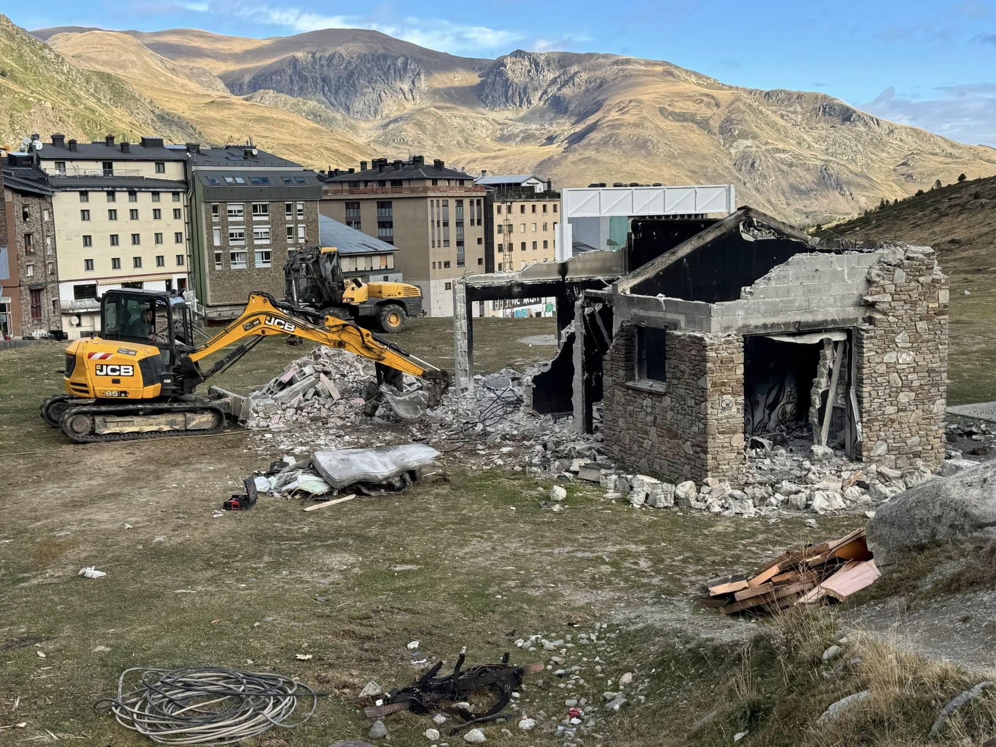 La màquina fent els treballs d'enderroc.