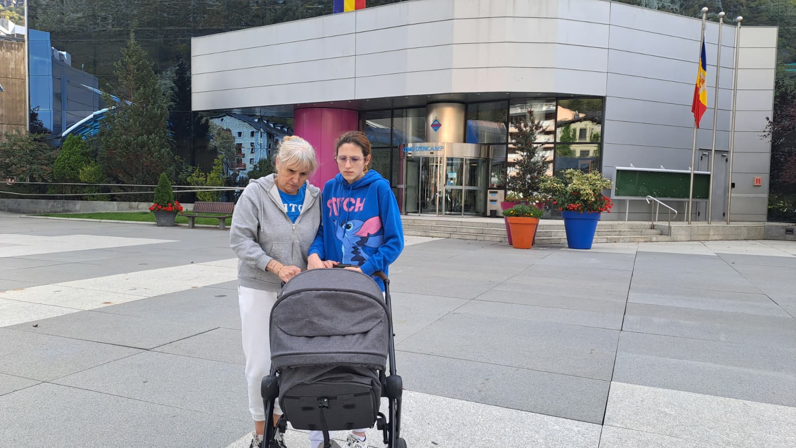 La Carme i la Joana davant el comú.