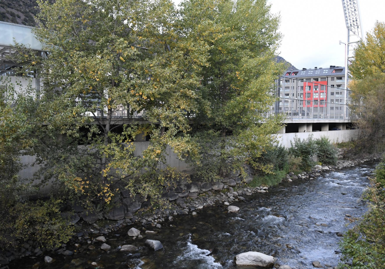 Vista del punt per on passarà el futur tram del passeig fluvial.