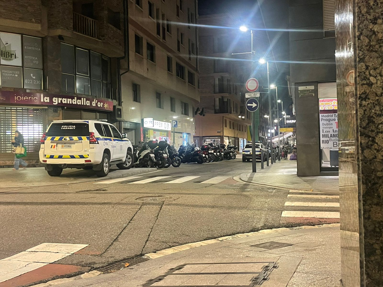 Els dos vehicles policials al carrer de l'Aigüeta.