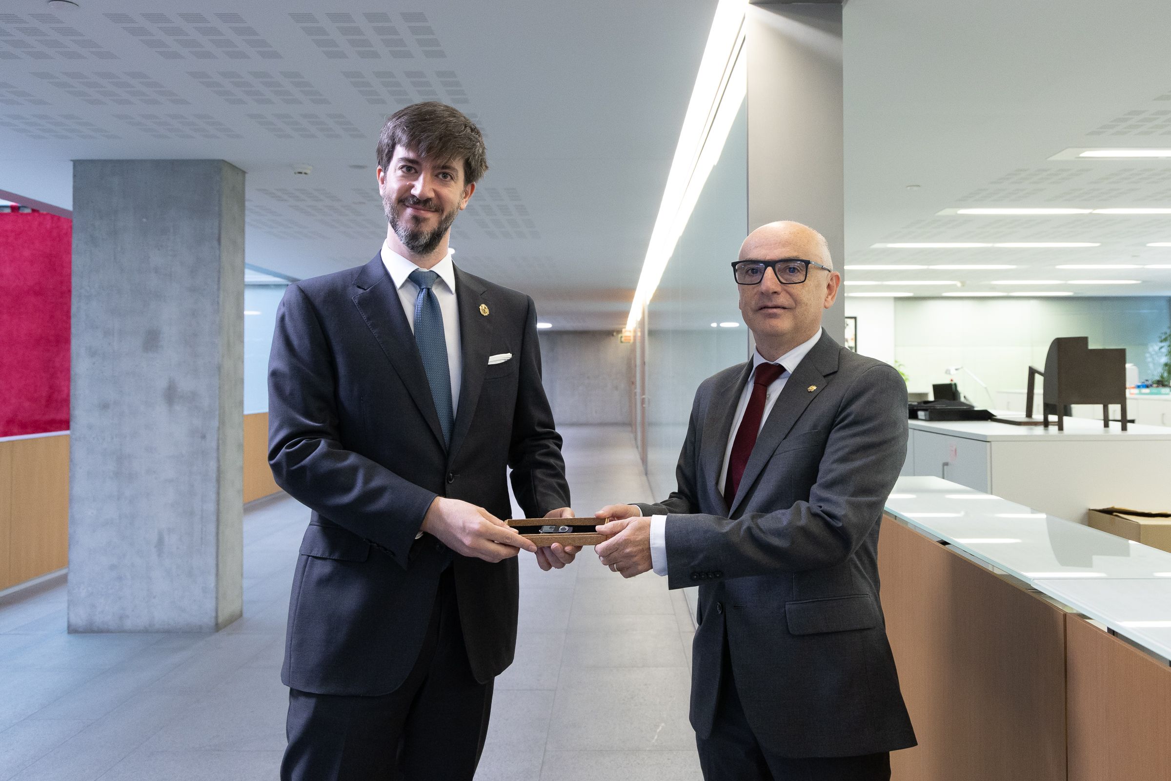 Ramon Lladós fa entrega del projecte de pressupost al síndic general, Carles Ensenyat. Ramon Lladós fa entrega del projecte de pressupost al síndic general, Carles Ensenyat.