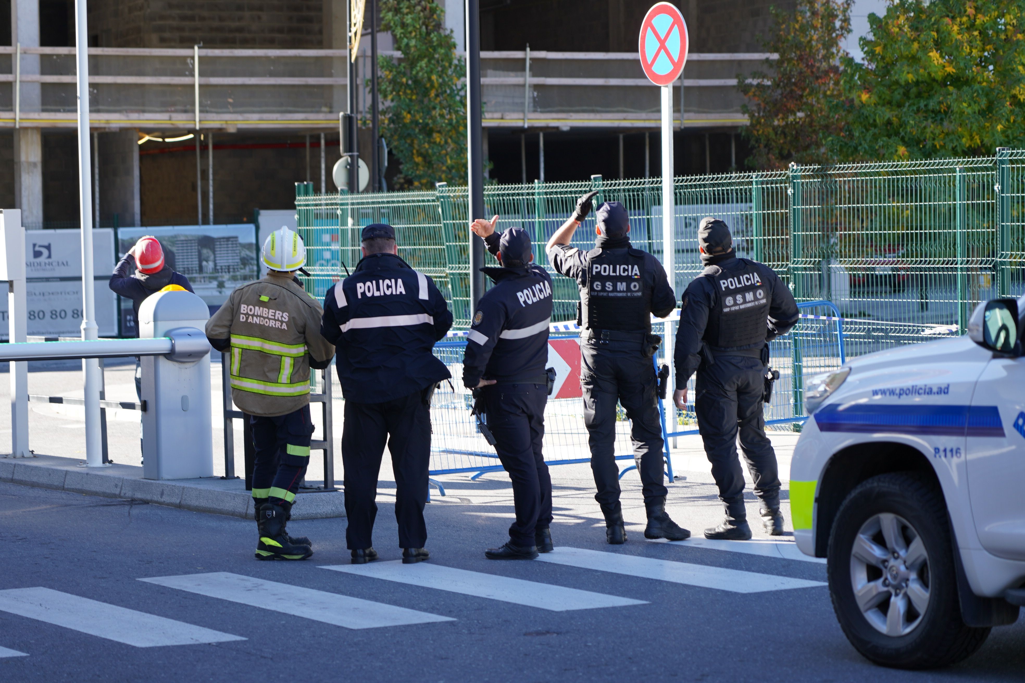 Policies i bombers observant la situació.