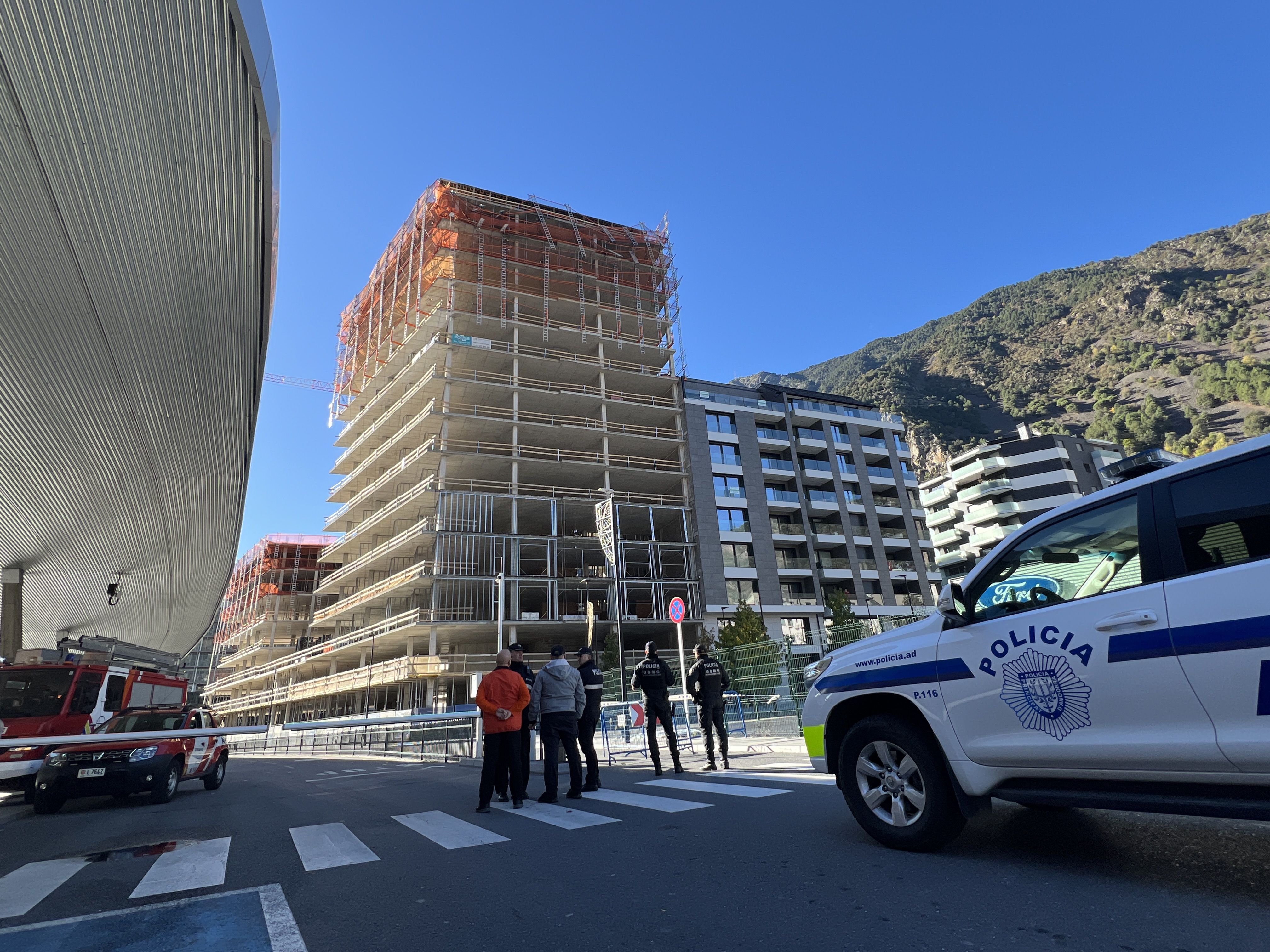 Els cossos de seguretat observant la situació.