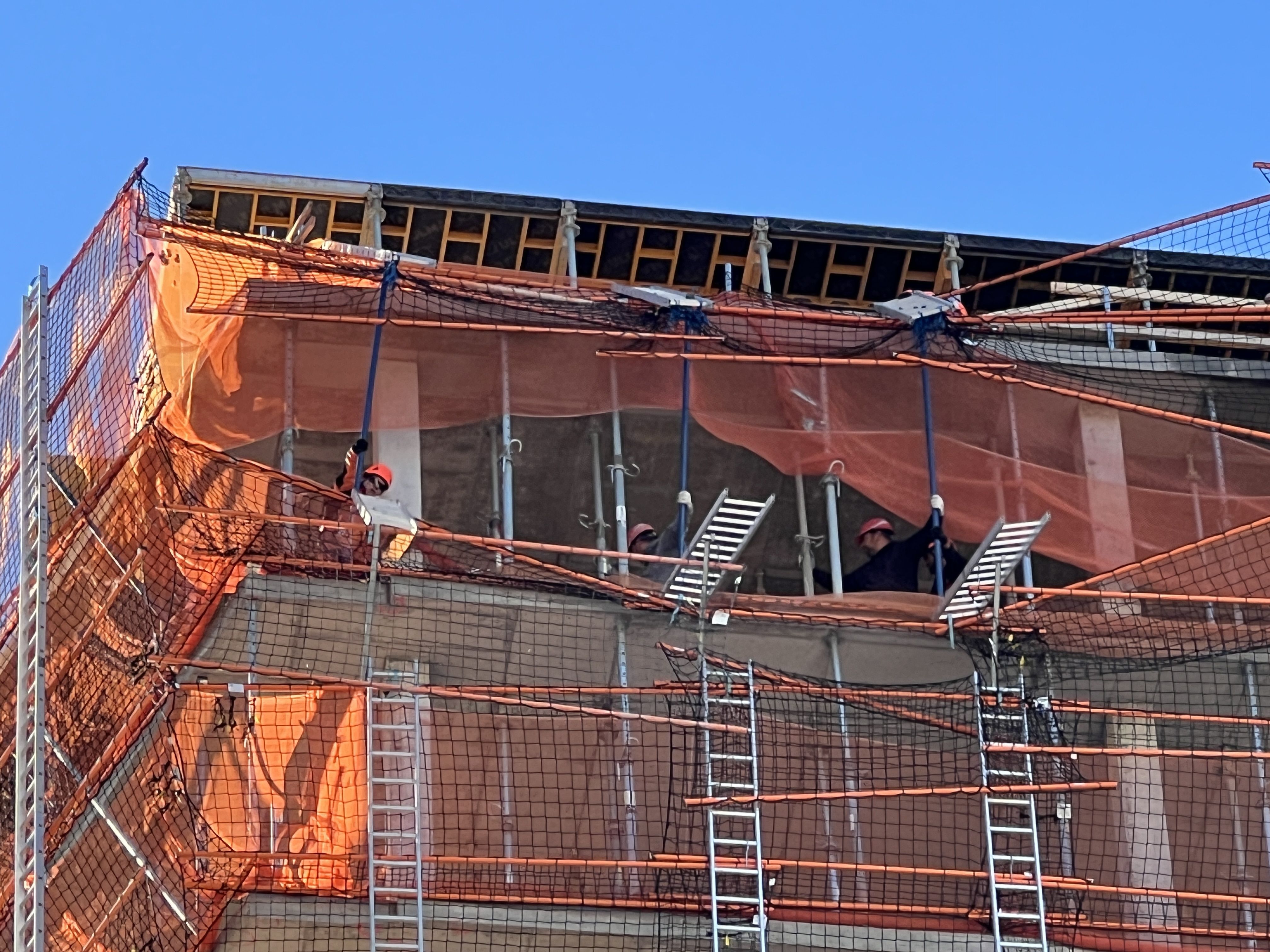 Els operaris treballant per refer la bastida.