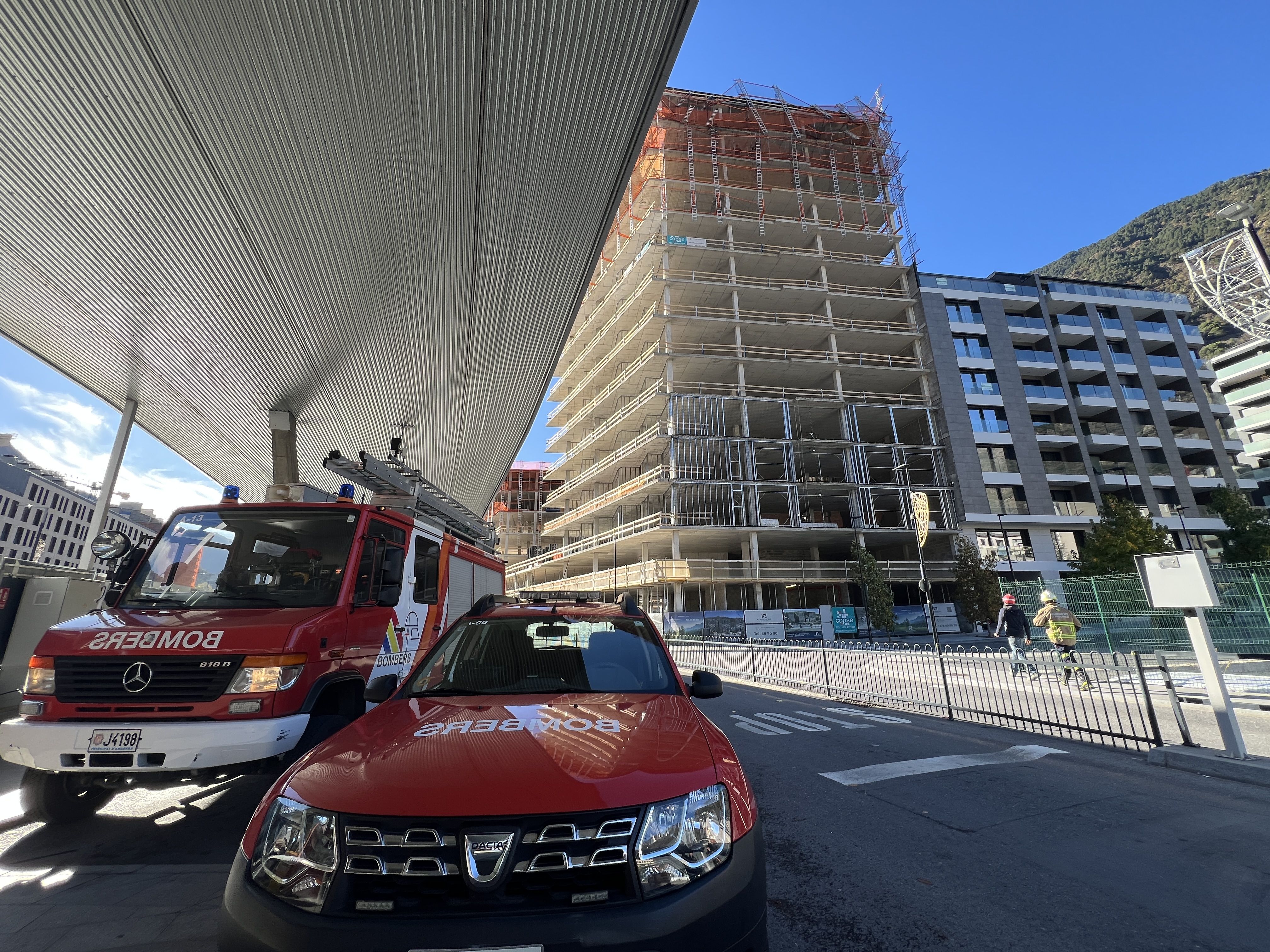 Vehicles dels bombers a l'estació de busos. 