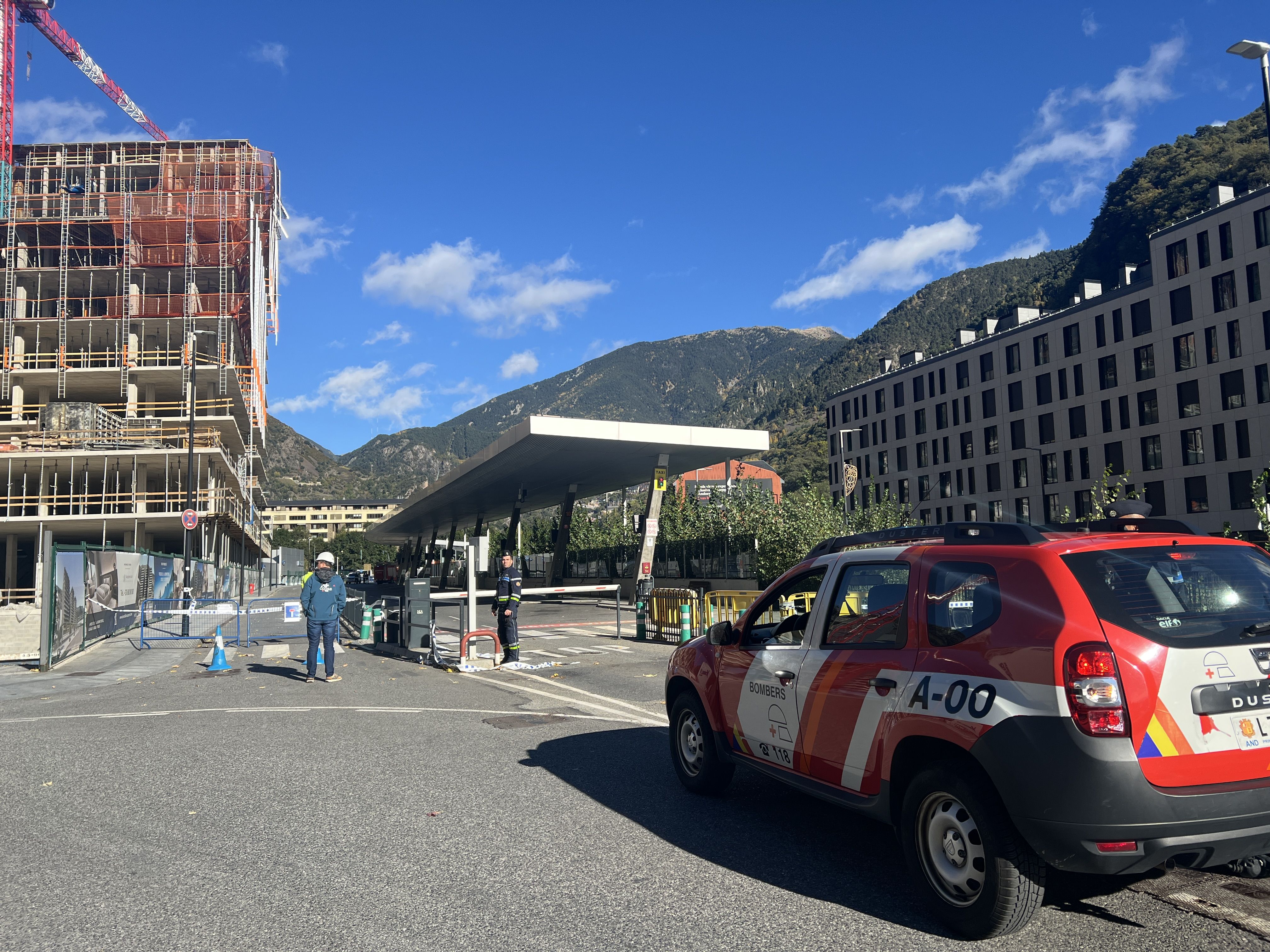 El vehicle de comandament dels bombers accedint a l'estació. 