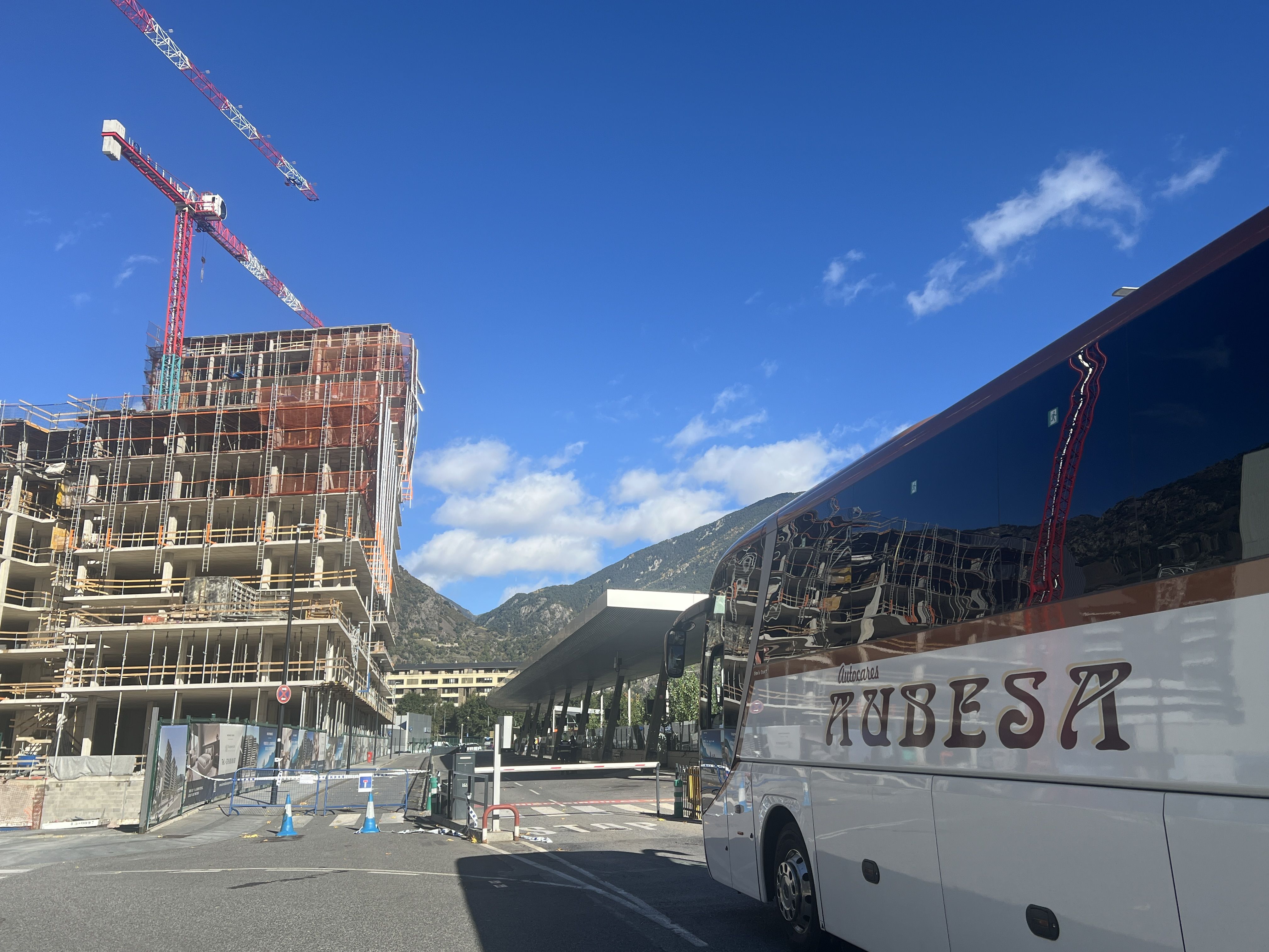 Un bus marxant de l'estació.