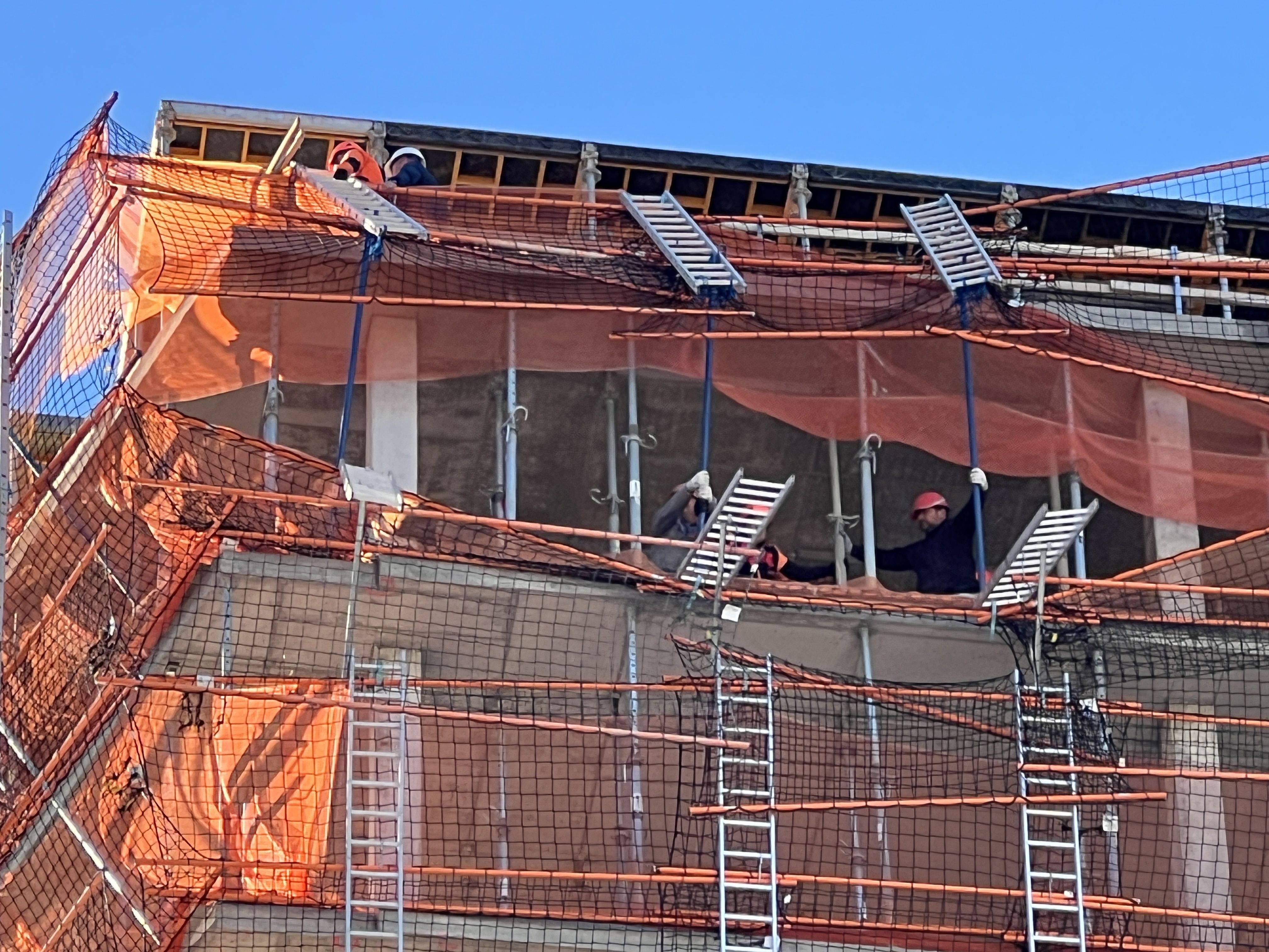 Operaris mirant de refer la bastida.