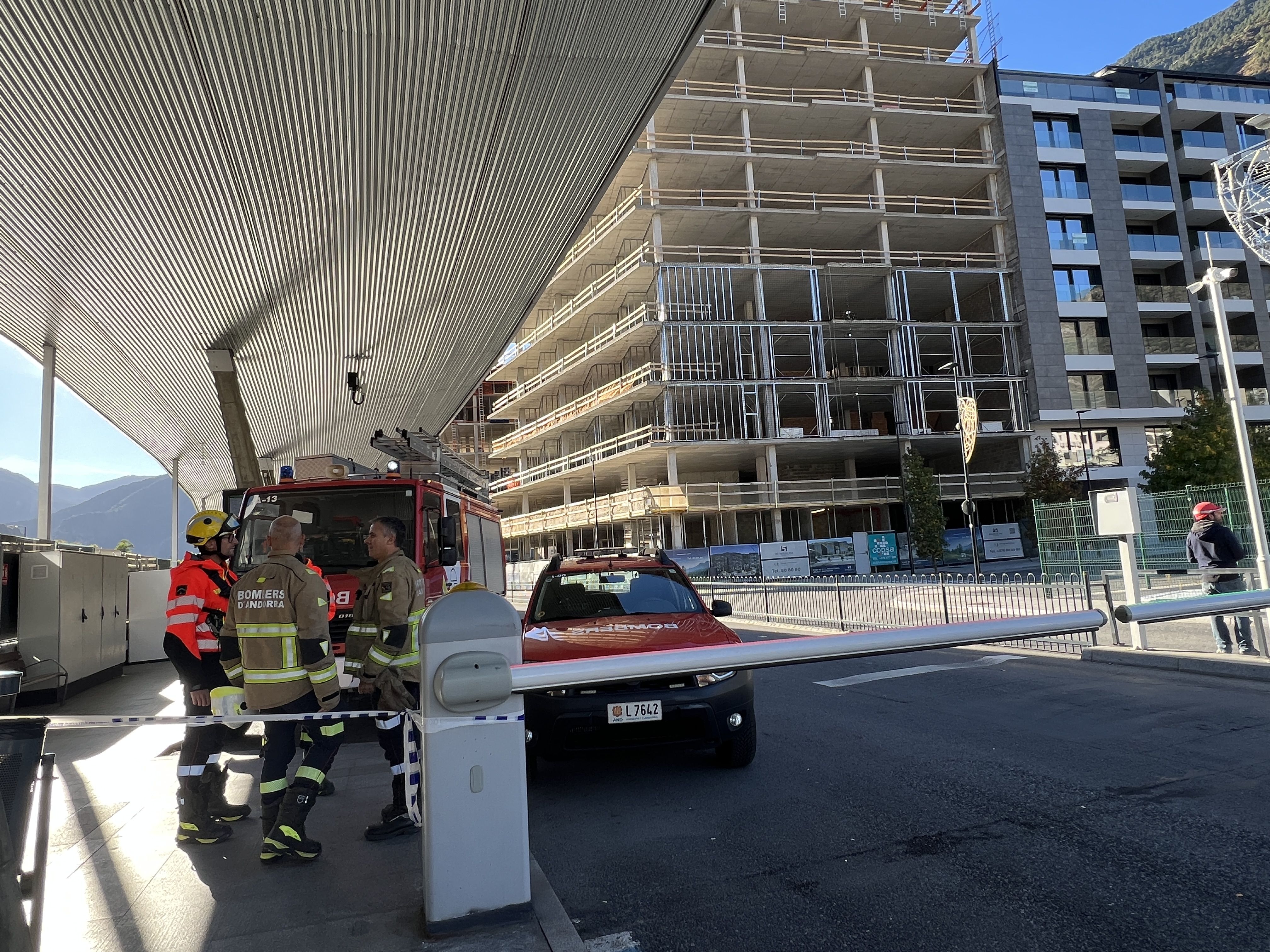 Els bombers a l'estació de busos.
