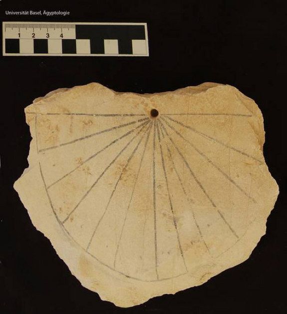 Un rellotge solar egipci provinent de la Vall dels Reis datat de 1500 A.C. amb el dia dividit en 12 hores - Crèdit: Universitat de Basilea La portaveu del Sindicat, Rebeca Bonache.