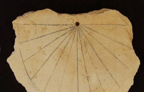 Un rellotge solar egipci provinent de la Vall dels Reis datat de 1500 A.C. amb el dia dividit en 12 hores - Crèdit: Universitat de Basilea