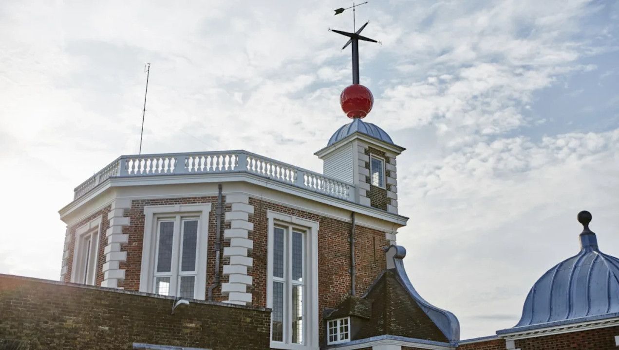 L'edifici del Royal Observatory a Greenwich amb la bola vermella que baixa a la 1h GMT per sincronitzar els rellotges de manera visual - Crèdit: Greenwich Royal Observatory La portaveu del Sindicat, Rebeca Bonache.