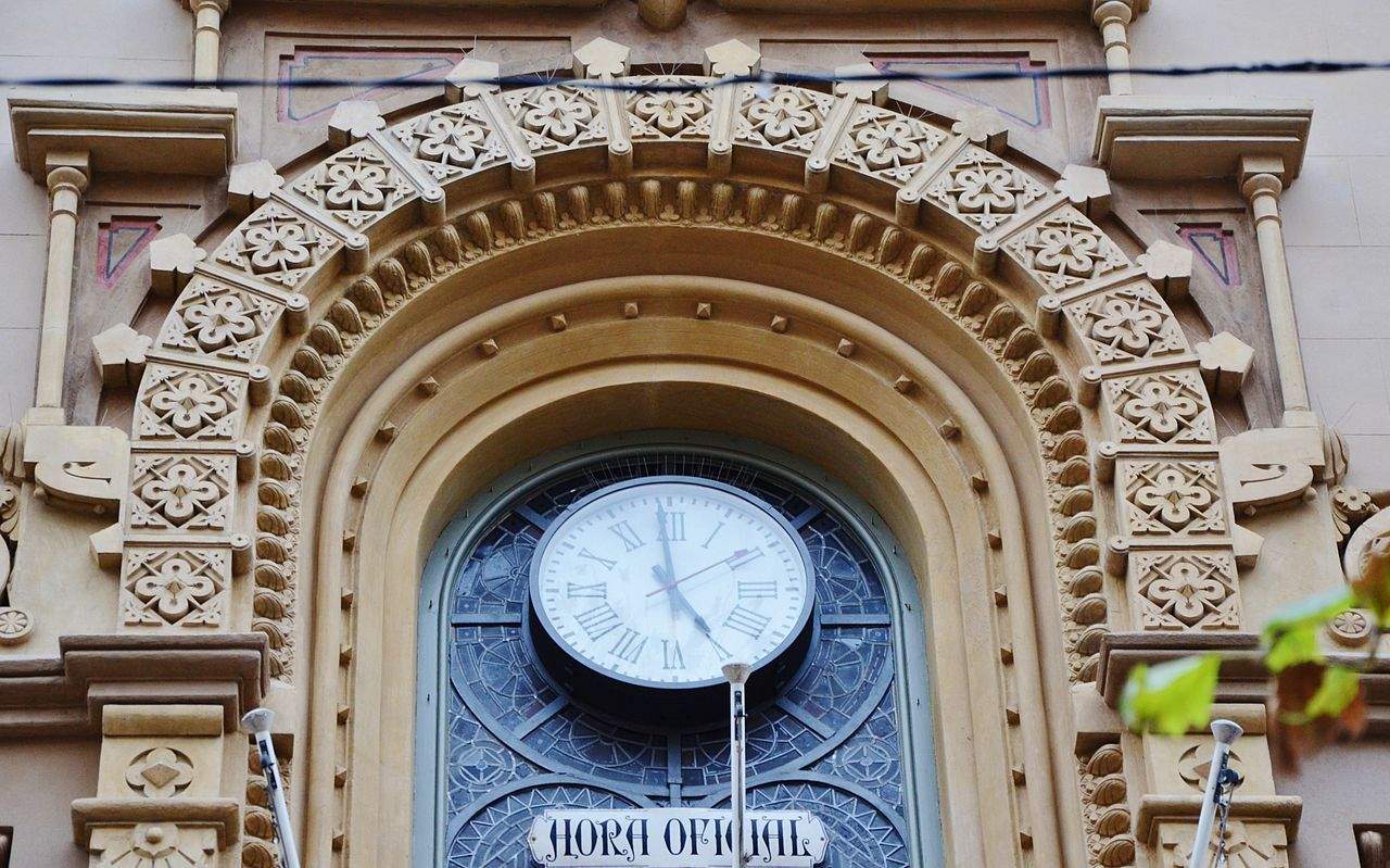 El rellotge de l'Acadèmia de les Ciències i les Arts de Barcelona que marca l'hora oficial des del 1891 La portaveu del Sindicat, Rebeca Bonache.