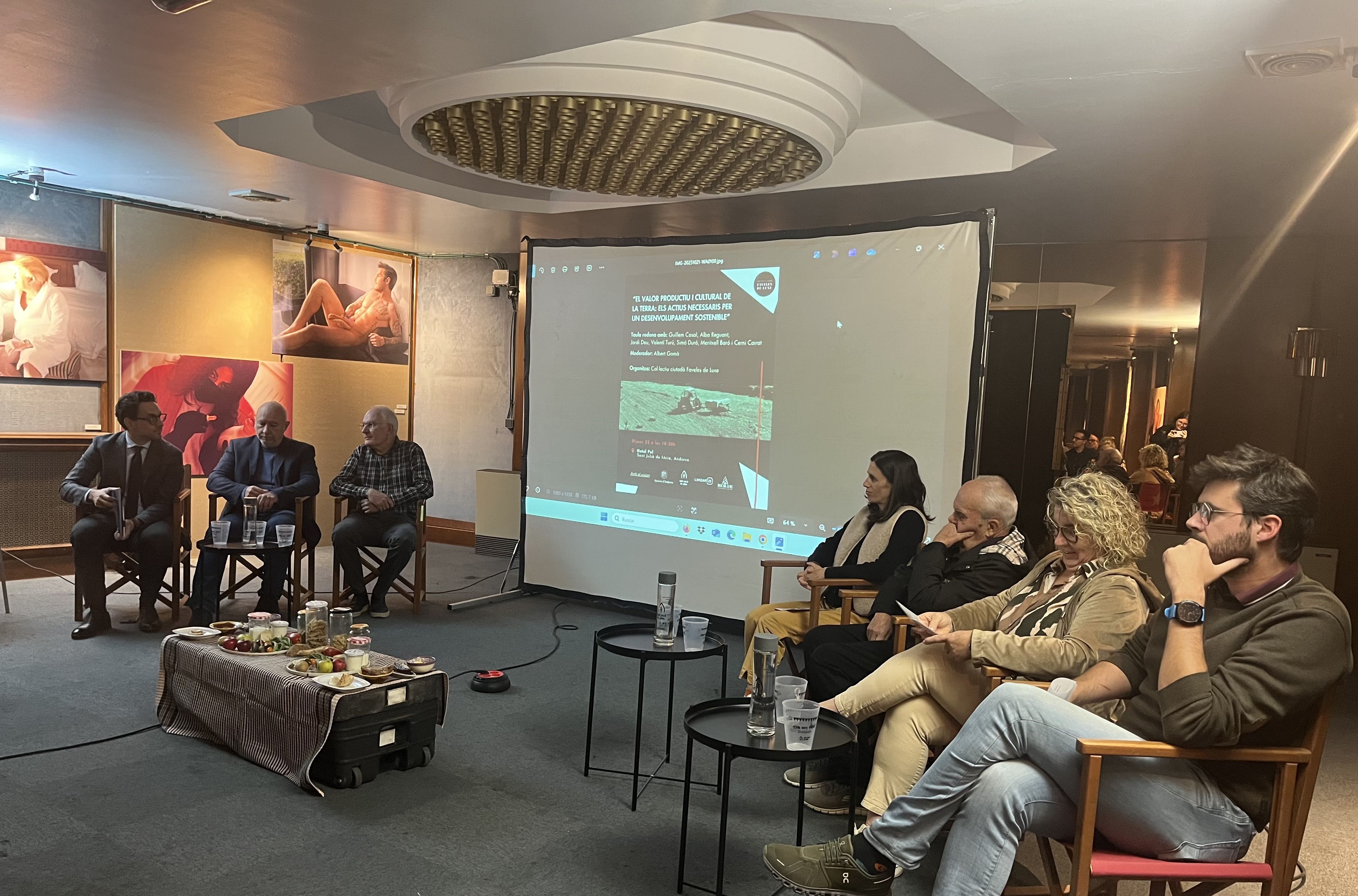 taula rodona titulada ‘El valor productiu i cultural de la terra: els actius necessaris per a un desenvolupament sostenible’.