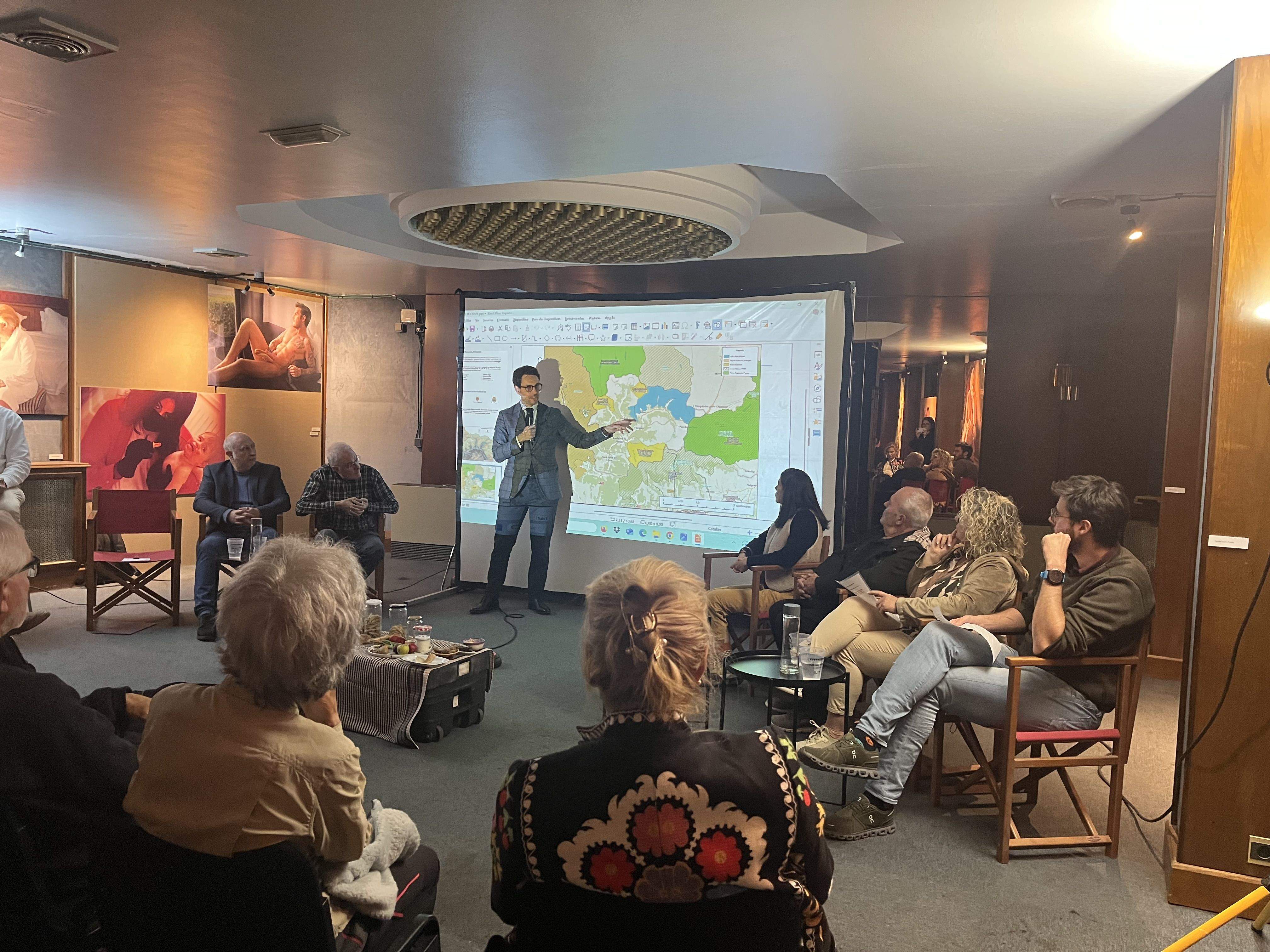 Casal mostrant el projecte el parc natural nacional andorrà. 