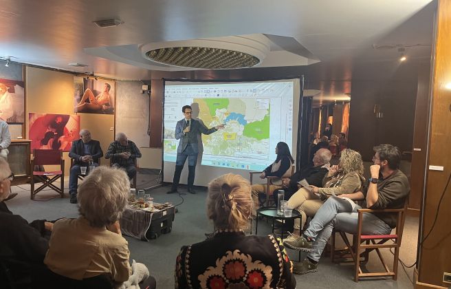 Casal mostrant el projecte el parc natural nacional andorrà. 