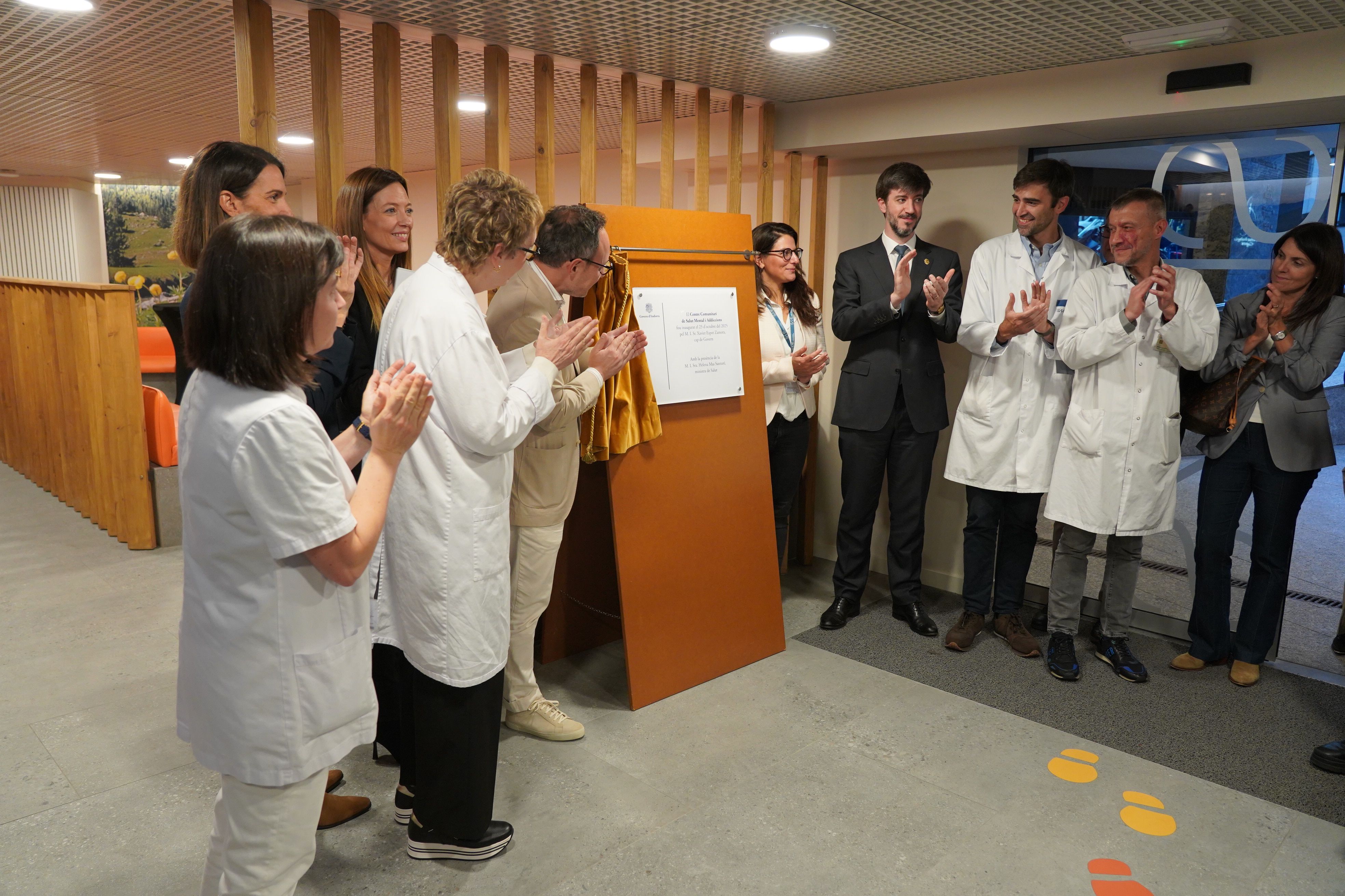 Autoritats i professionals durant la inauguració oficial del Centre Comunitari de Salut Mental.