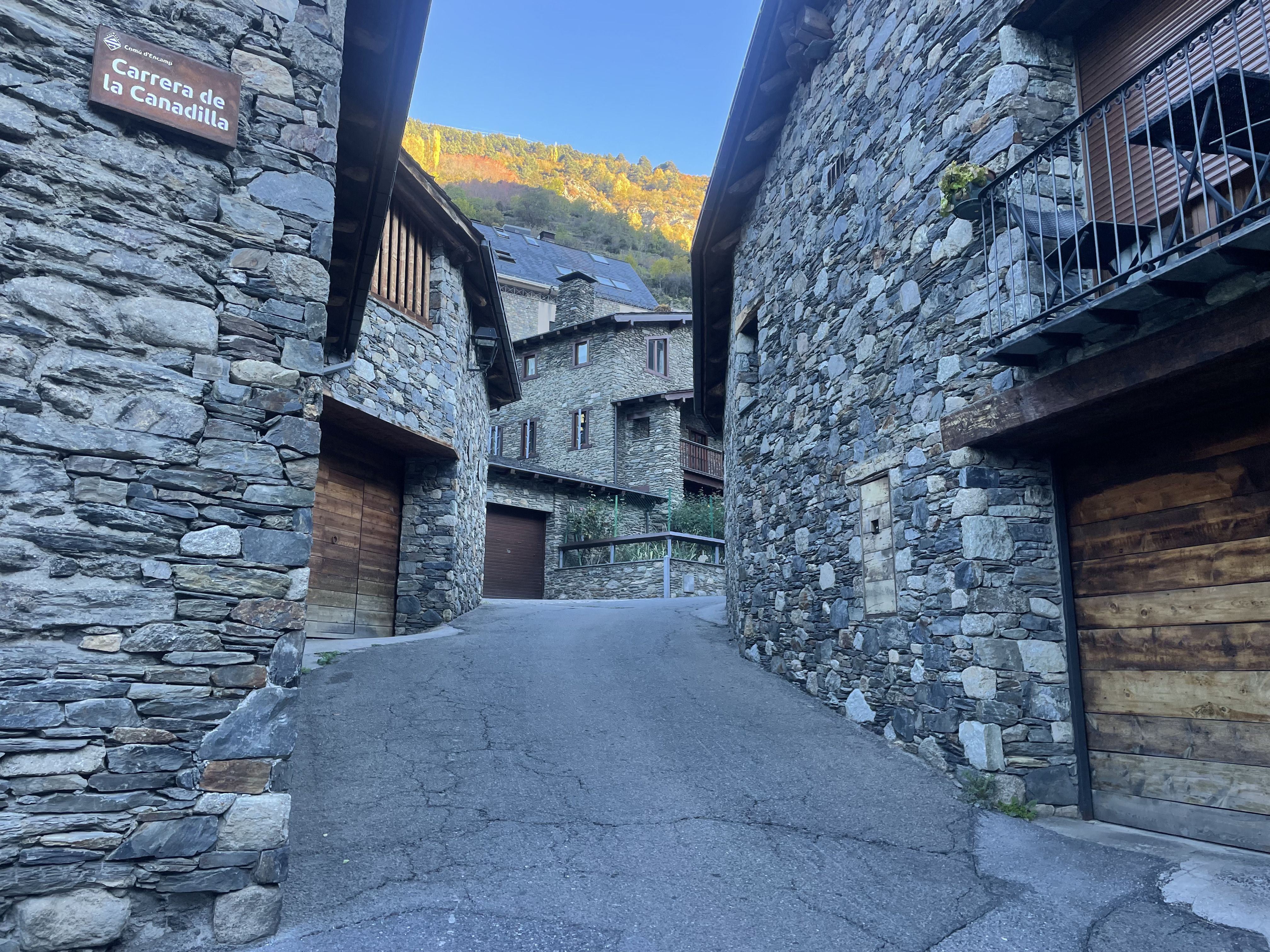 El carrer de la Canadilla està situat al nucli antic d'Encamp.