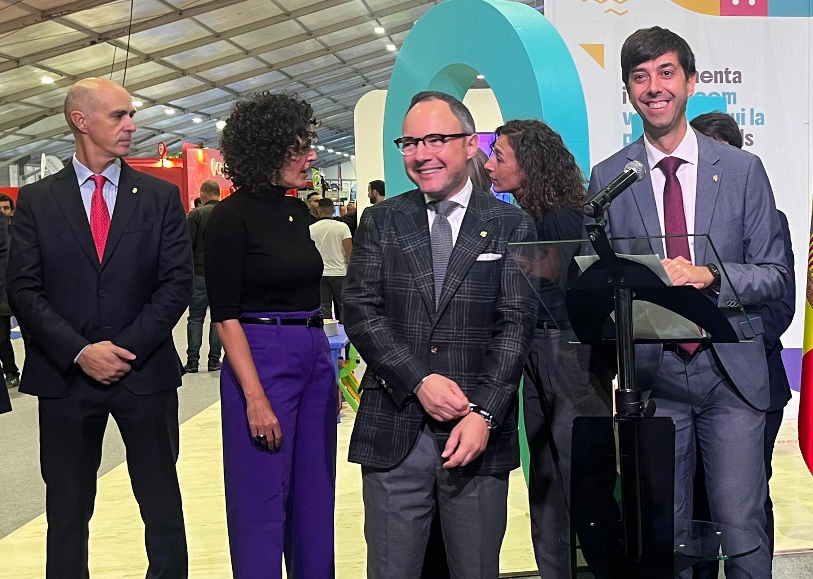 El cap de Govern, a la inauguració de la Fira juntament amb el cònsol d'Andorra la Vella.