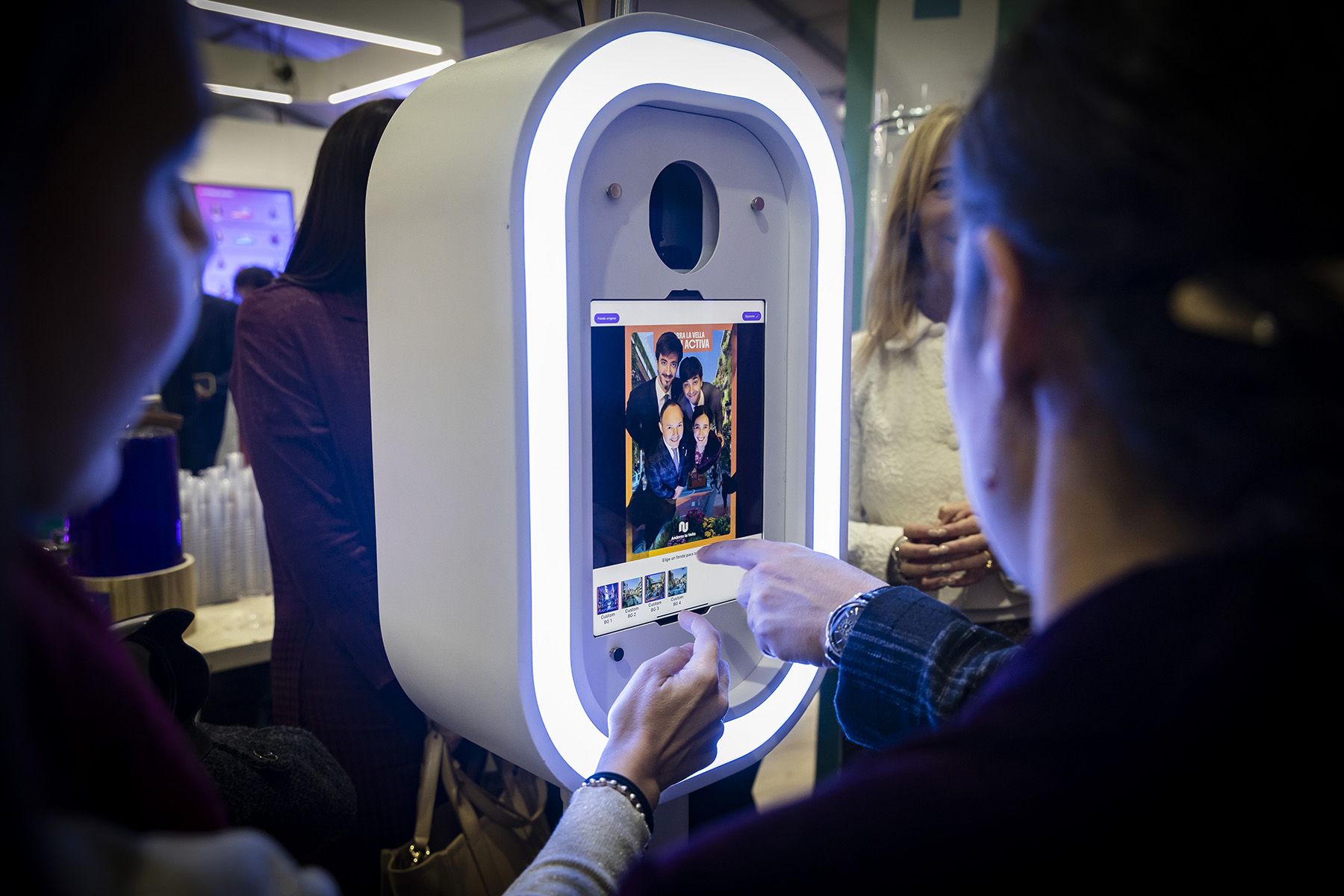 Les autoritats a l’estand de l’acord d’associació de la Unió Europea. Les autoritats a l’estand de l’acord d’associació de la Unió Europea.