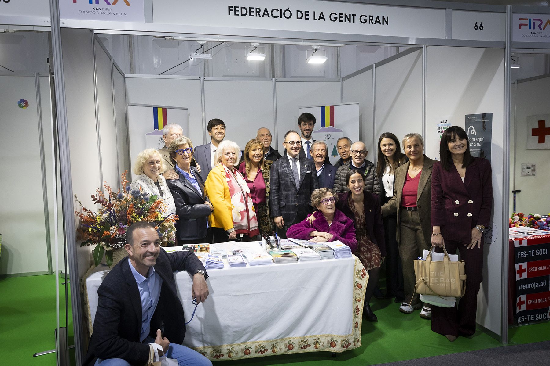 Les autoritats, a l’estand de la Federació de la Gent Gran de la Fira. Les autoritats, a l’estand de la Federació de la Gent Gran de la Fira.