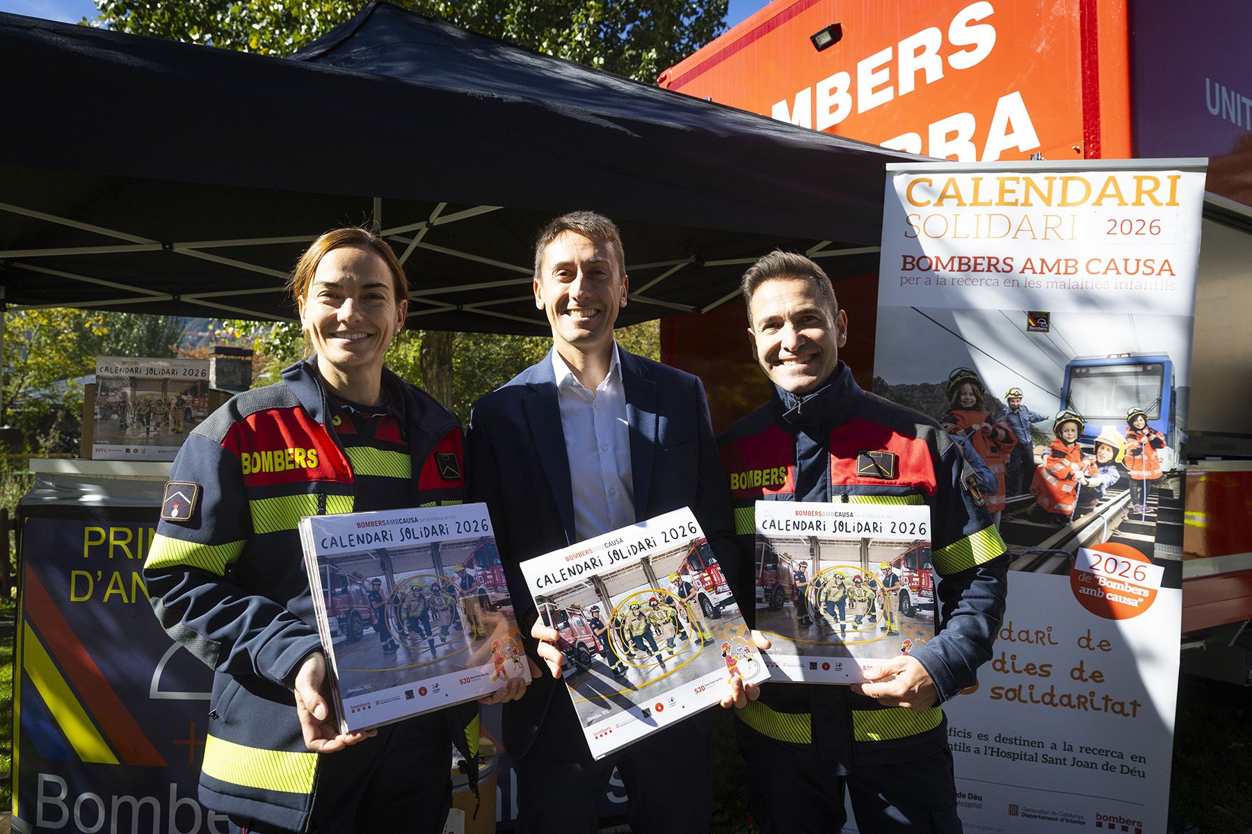 Els bombers mostrant el calendari solidari. Els bombers mostrant el calendari solidari.