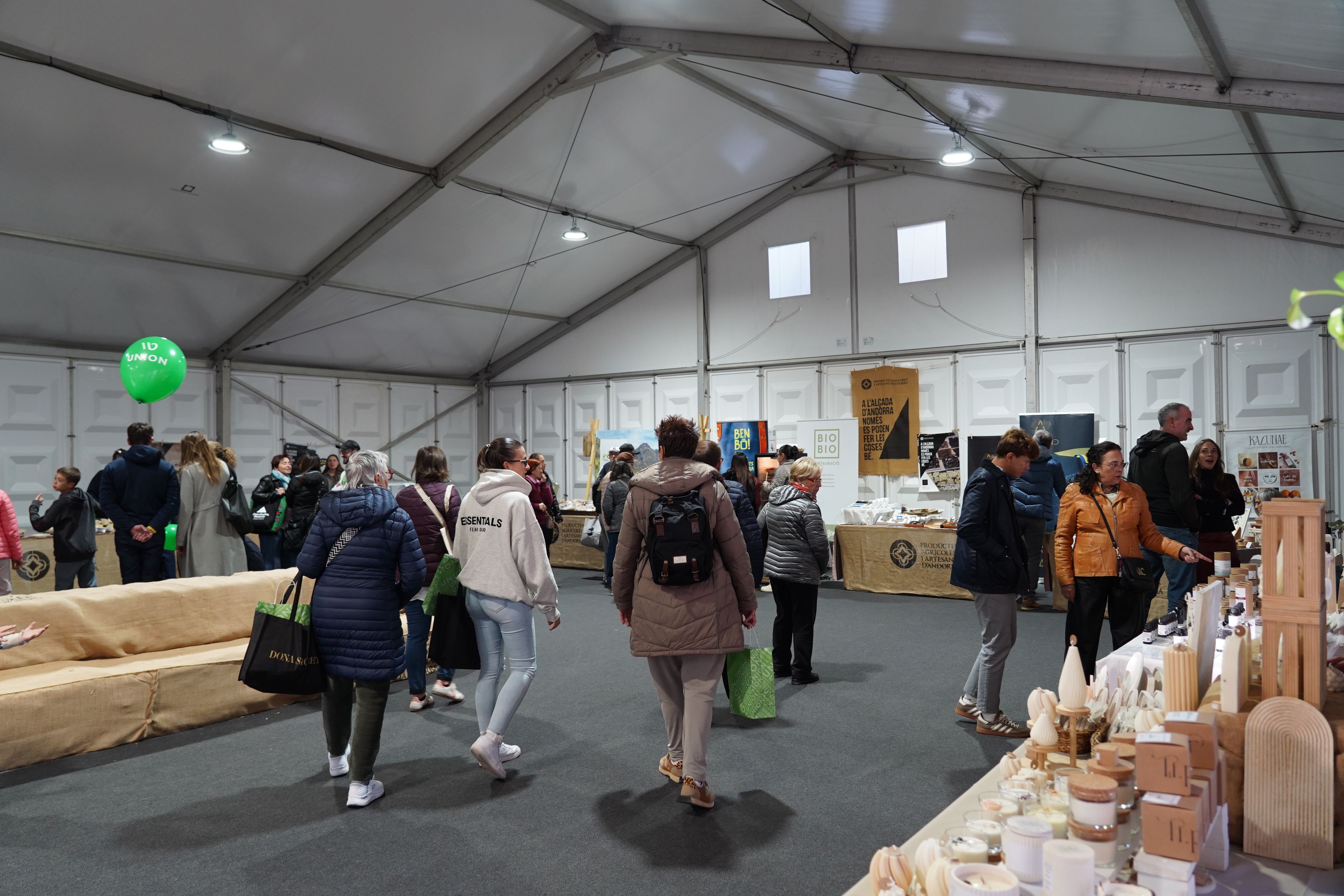 Visitants de l’espai dedicat als productes artesanals i locals. Visitants de l’espai dedicat als productes artesanals i locals.