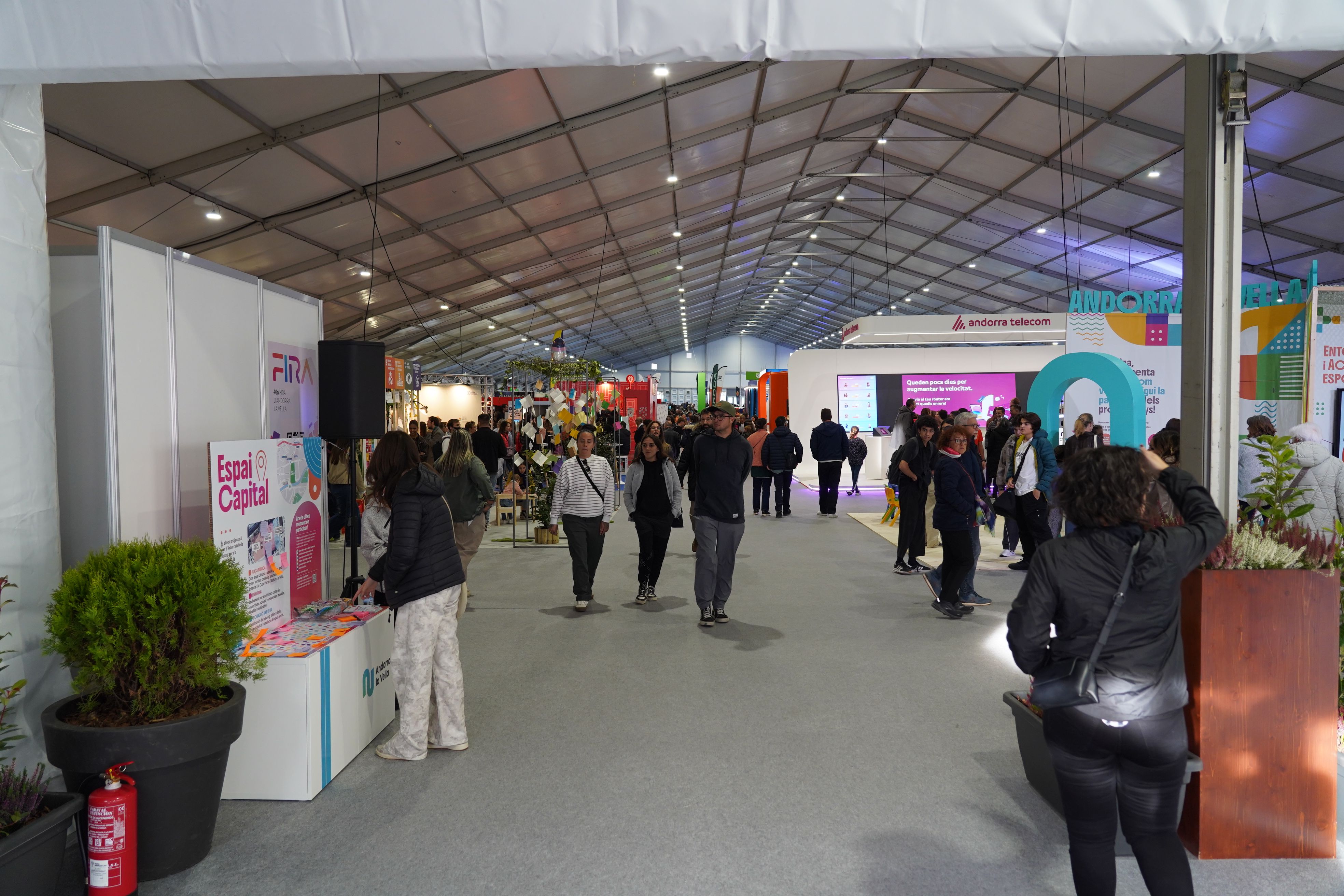 Ambient a la tarda durant el primer dia de fira. Ambient a la tarda durant el primer dia de fira.