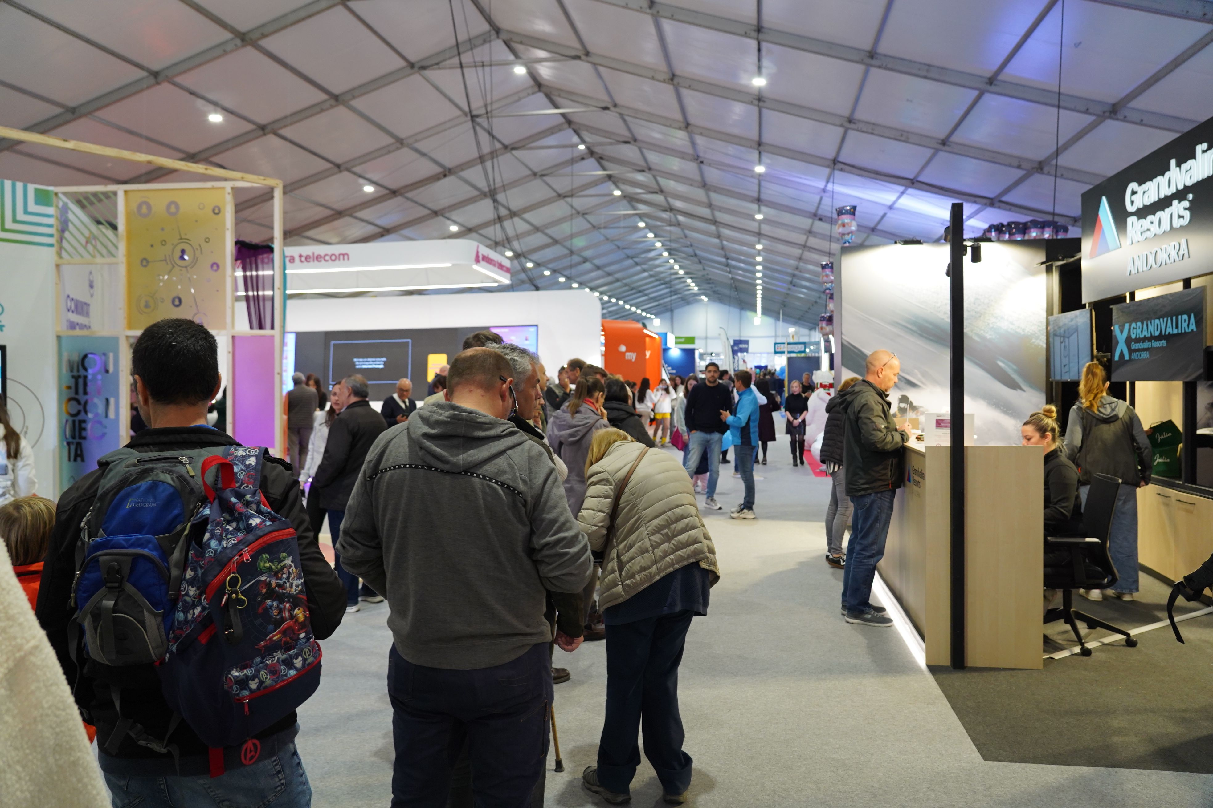 Cua a l’estand de Grandvalira Resorts per comprar el forfet de temporada. Cua a l’estand de Grandvalira Resorts per comprar el forfet de temporada.