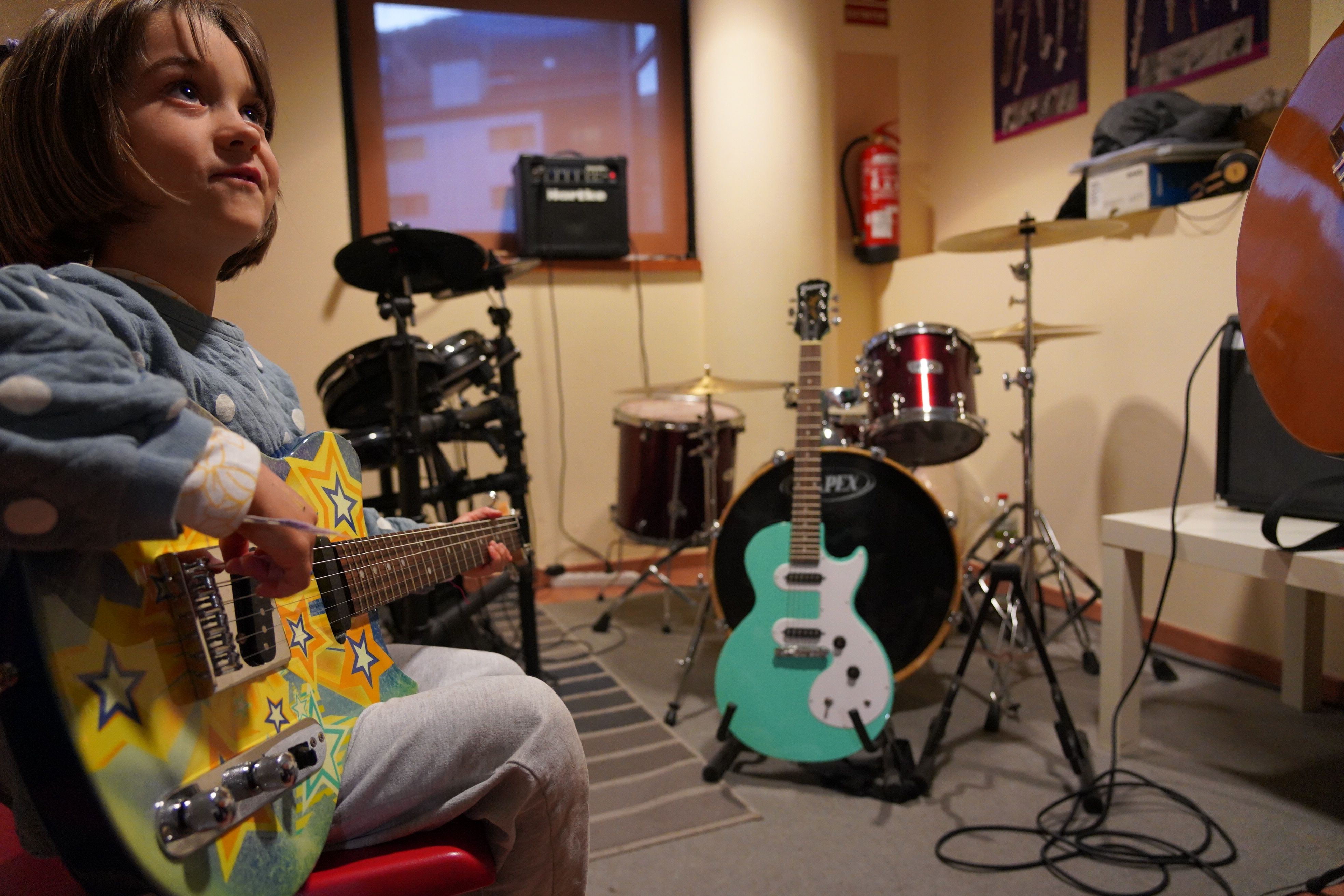 La Tina provant la guitarra elèctrica.