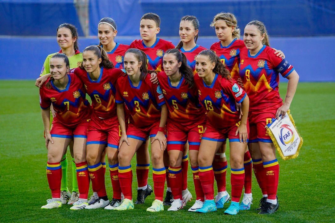 Moles, al centre de la imatge formant amb l'onze inicial d'Andorra.