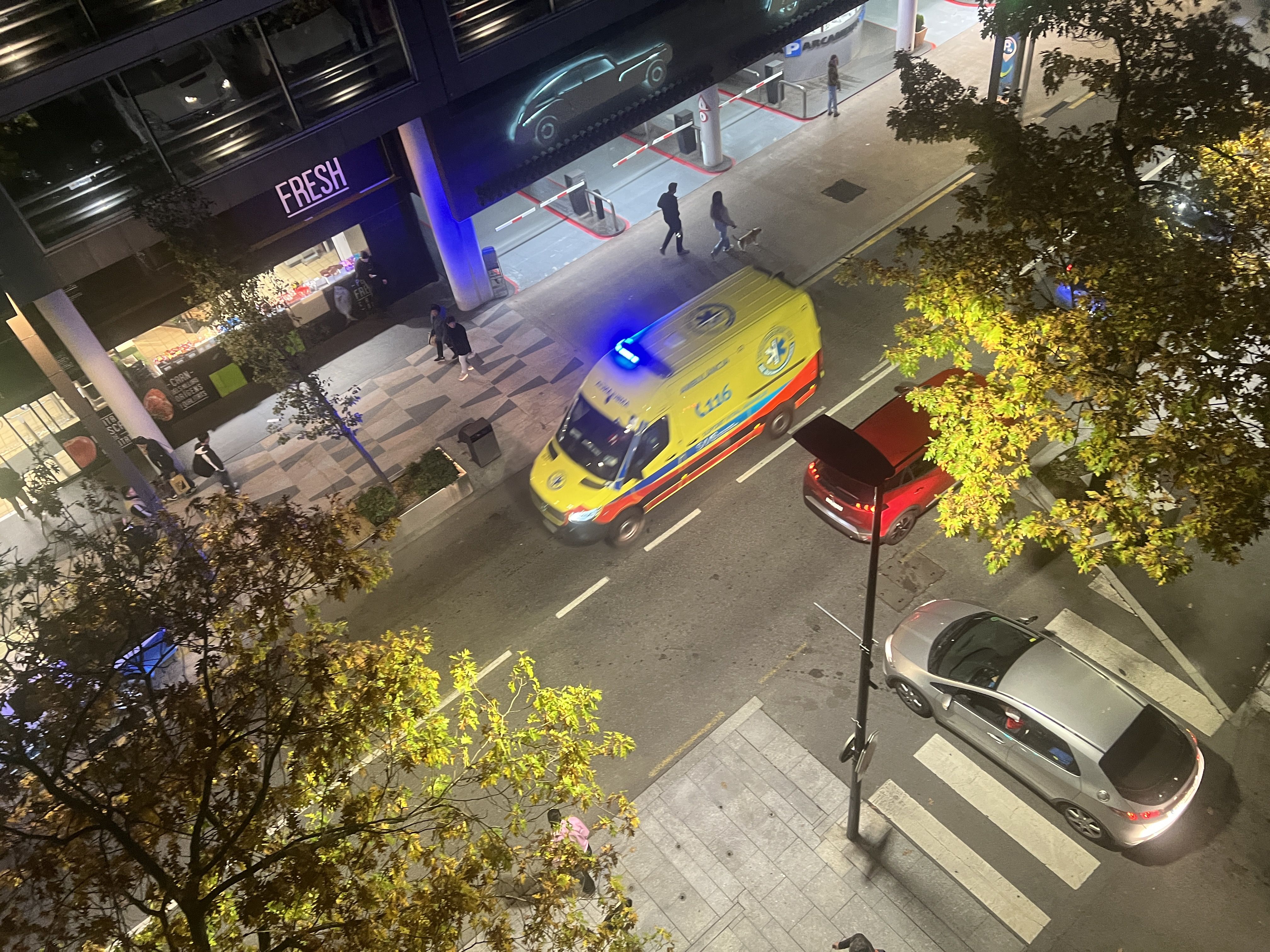 L'ambulància del SUM desplaçant-se aquest vespre en direcció a Sant Julià.