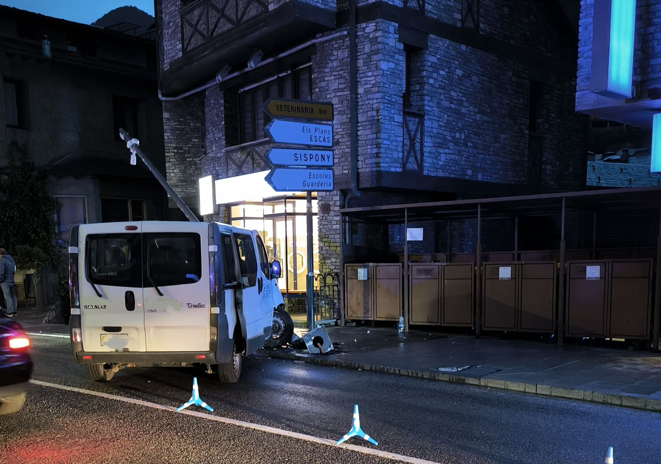 La furgoneta s'ha encastat contra el fanal de forma força violenta.