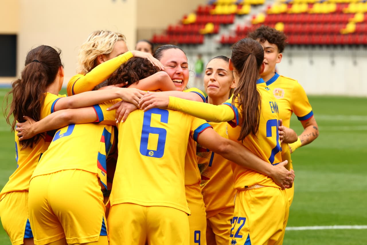 Fernández i Morató, felicitades per les seves companyes després del gol que ha provocat el canvi. Fernández i Morató, felicitades per les seves companyes després del gol que ha provocat el canvi.
