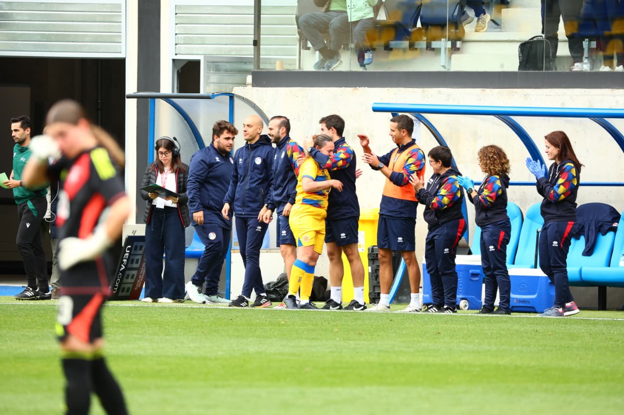Les jugadores i staff tècnic s'han posat dempeus per agrair la trajectòria a la central. Les jugadores i staff tècnic s'han posat dempeus per agrair la trajectòria a la central.