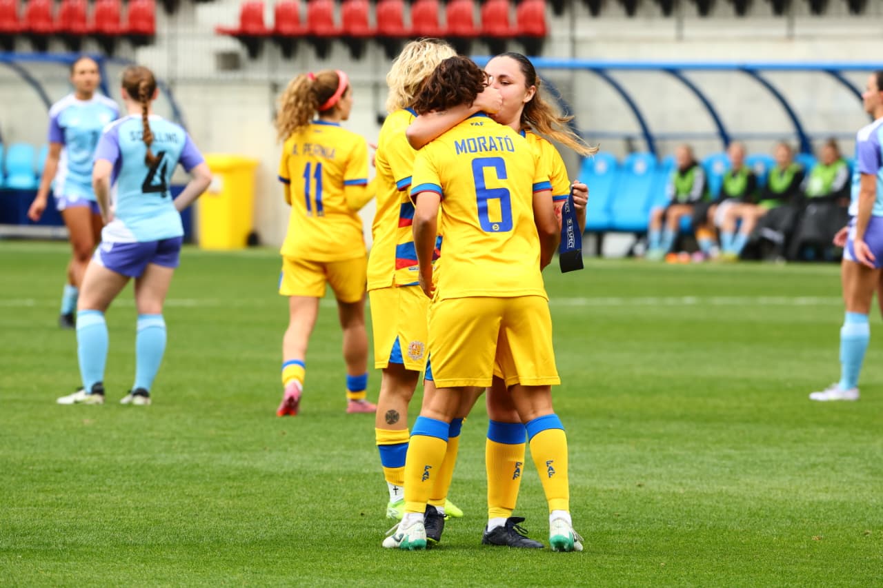 Marina Fernández, felicitant a Tere Morató abans d'acomiadar-se. Marina Fernández, felicitant a Tere Morató abans d'acomiadar-se.
